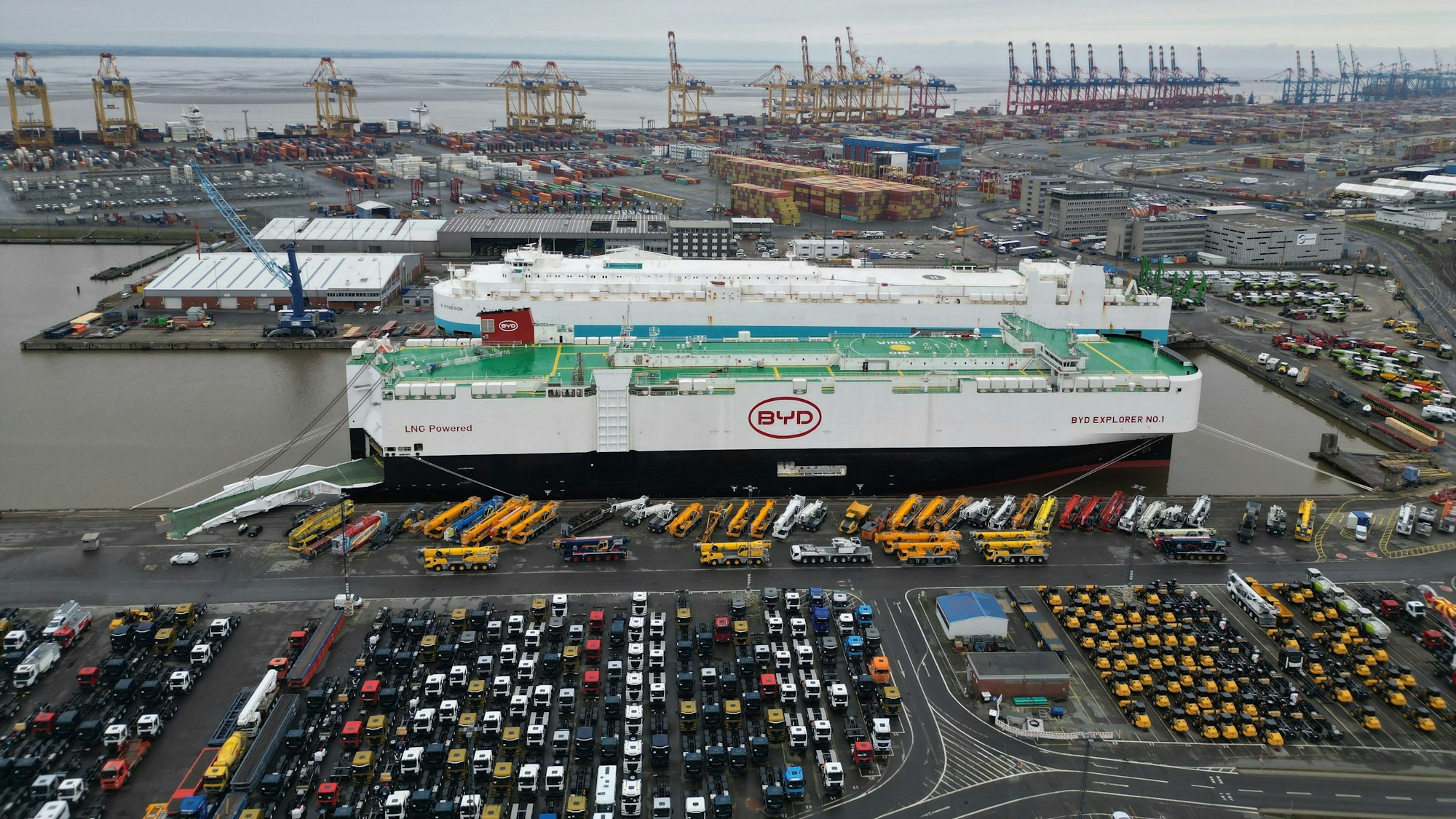 Der Autofrachter „BYD Explorer No.1“ liegt mit 3.000 Neuwagen an Bord in Bremerhaven im Auto-Terminal der BLG (Aufnahme mit einer Drohne).