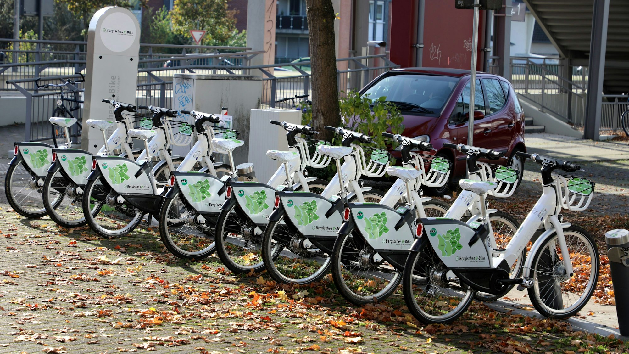 „Bergische E-Bikes“ stehen an der Mobilstation am Overather Bahnhof.
