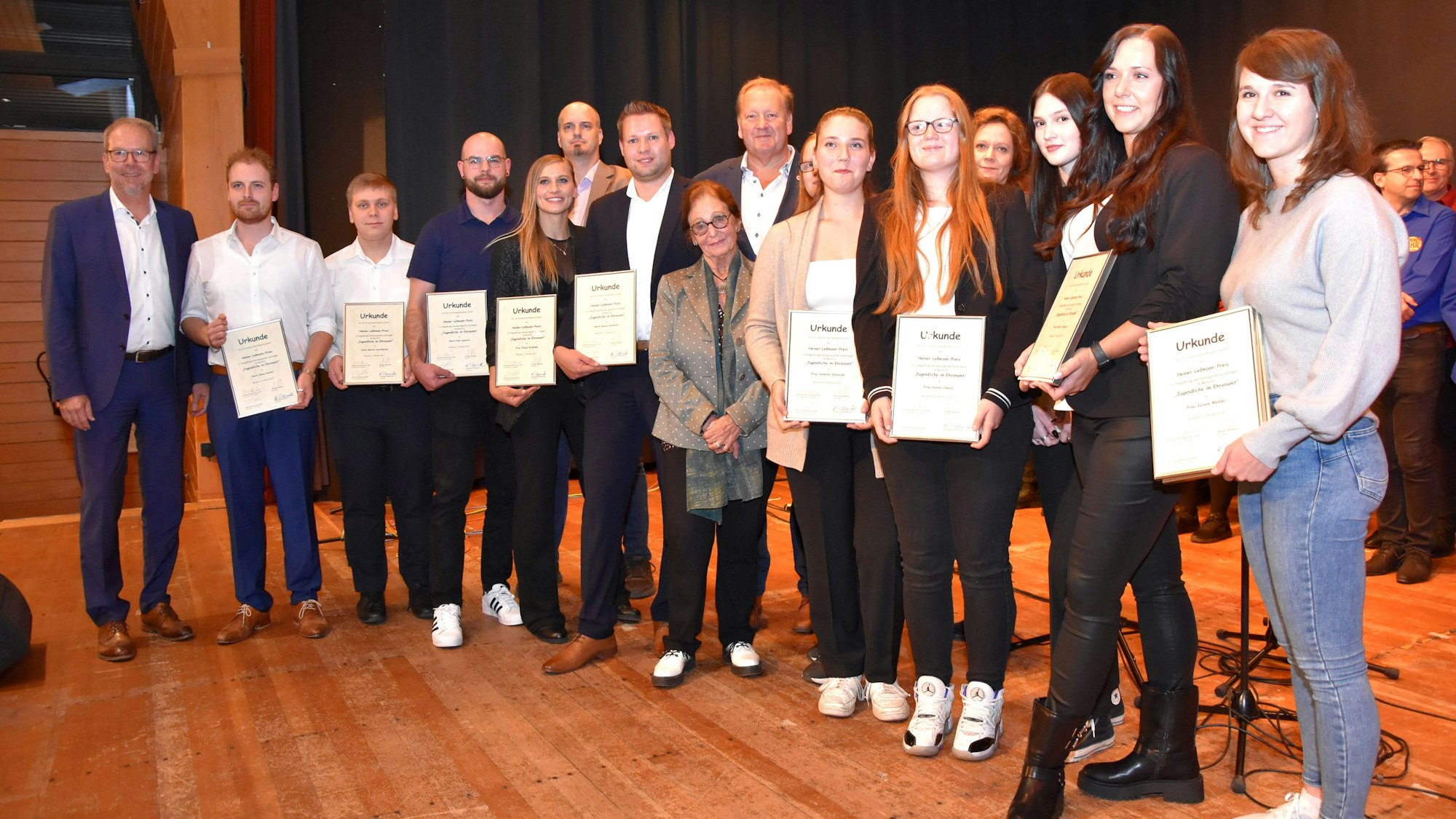 Das Bild zeigt eine Gruppe von Jugendlichen, die mit einer Urkunde ausgezeichnet wurden.