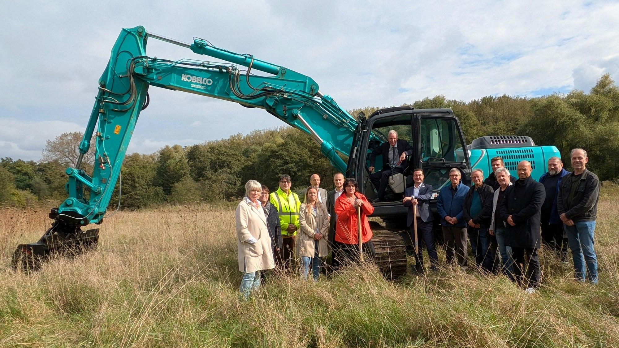 Den ersten Spatenstich setzten Alfters Bürgermeister Rolf Schumacher und der Kölner Regierungspräsident Thomas Wilk gemeinsam mit Vertretern aus Politik, Verwaltung und der ausführenden Baufirma.