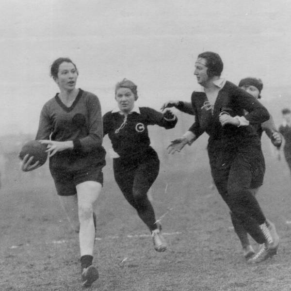 Die Handballerin Lilli Henoch (l.) in Aktion.