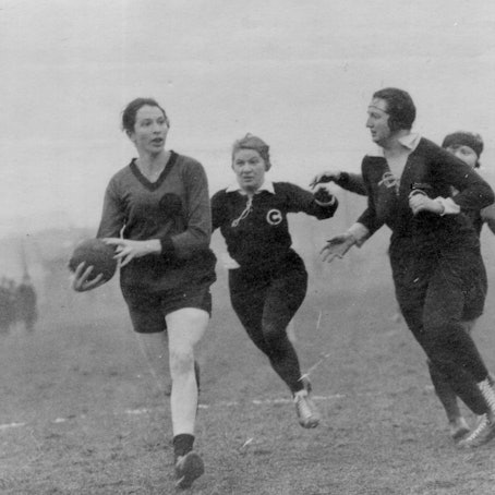 Die Handballerin Lilli Henoch (l.) in Aktion.