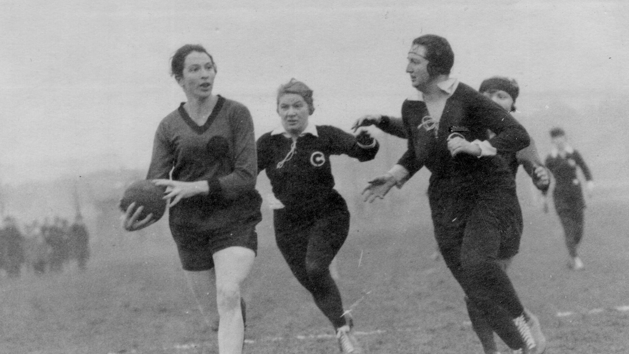Die Handballerin Lilli Henoch (l.) in Aktion.