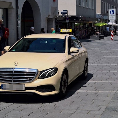 Mercedes-Taxi in Regensburg – ein immer seltenerer Anblick.