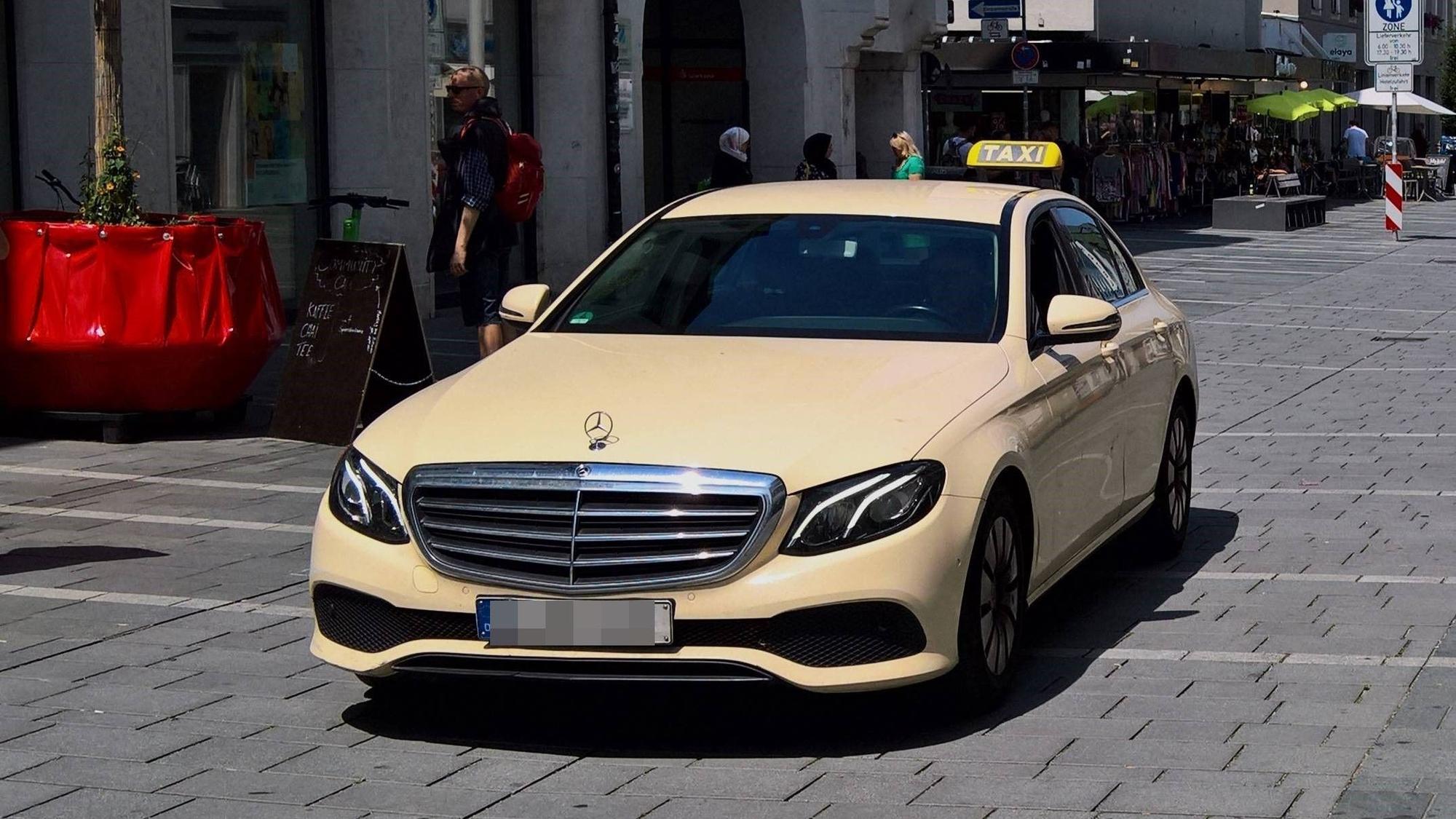 Mercedes-Taxi in Regensburg – ein immer seltenerer Anblick.