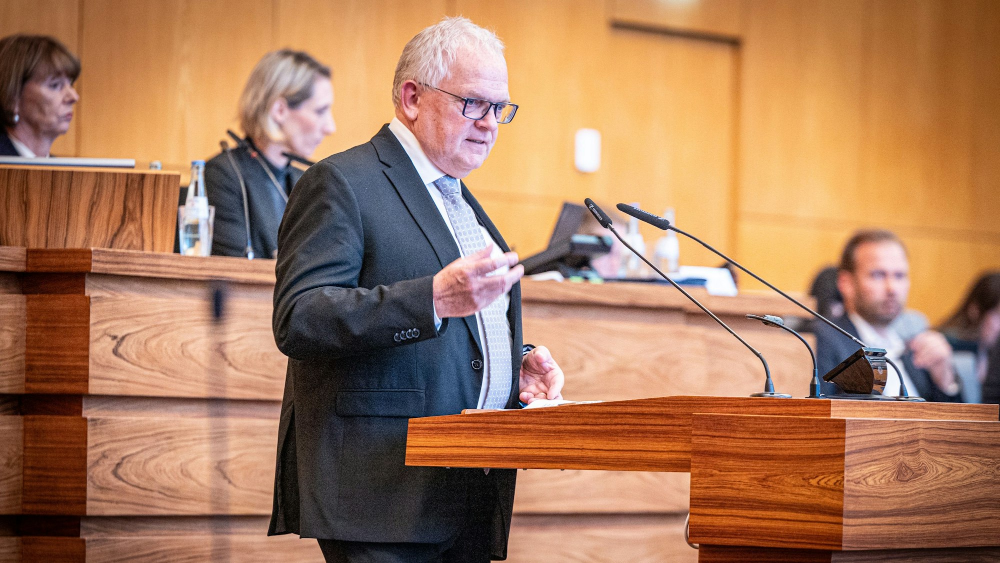 Johannes Hermanns spricht im Rat.