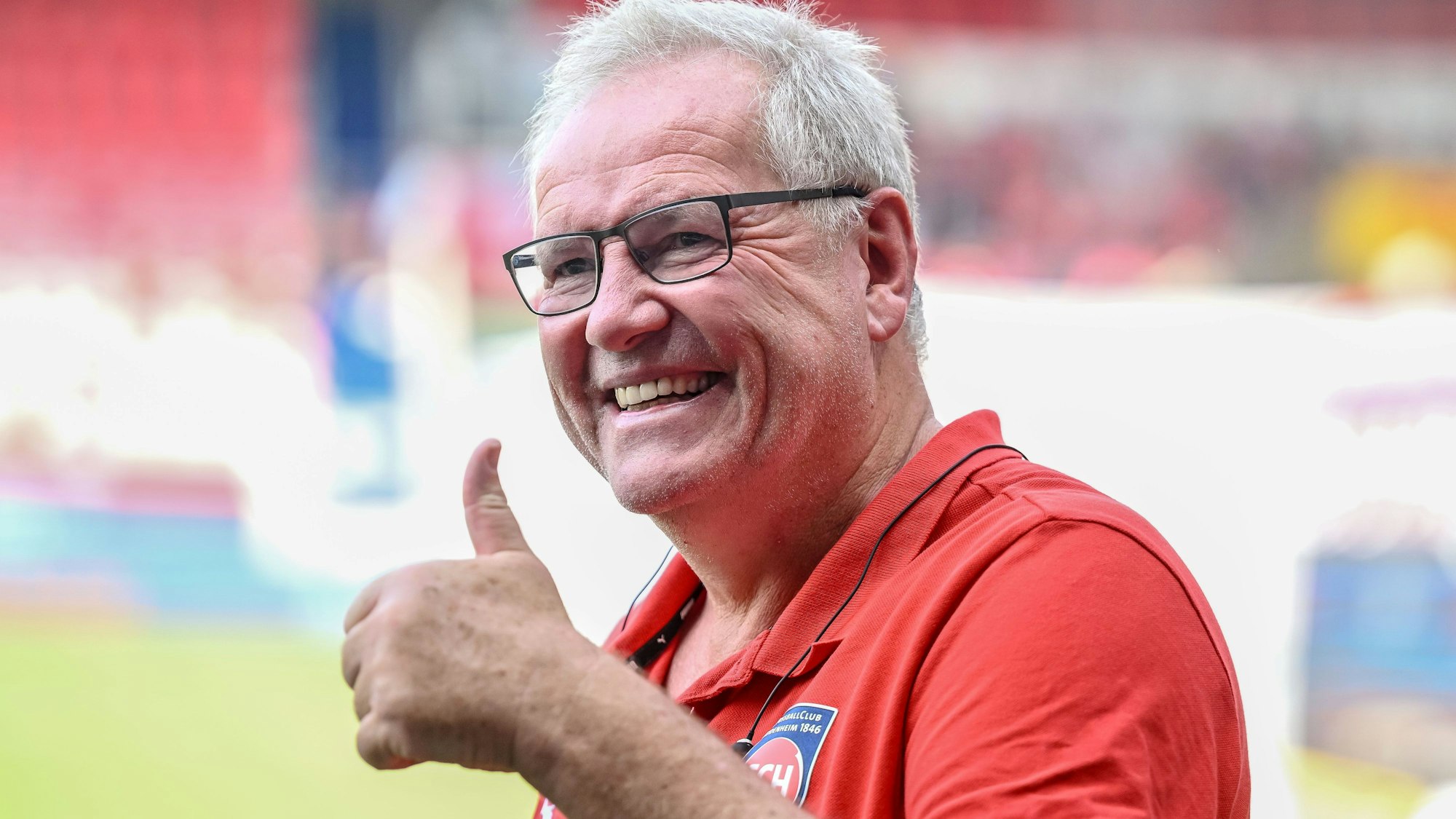 Heidenheims Vorstandsvorsitzender Holger Sanwald mit Daumen nach oben vor dem Spiel.