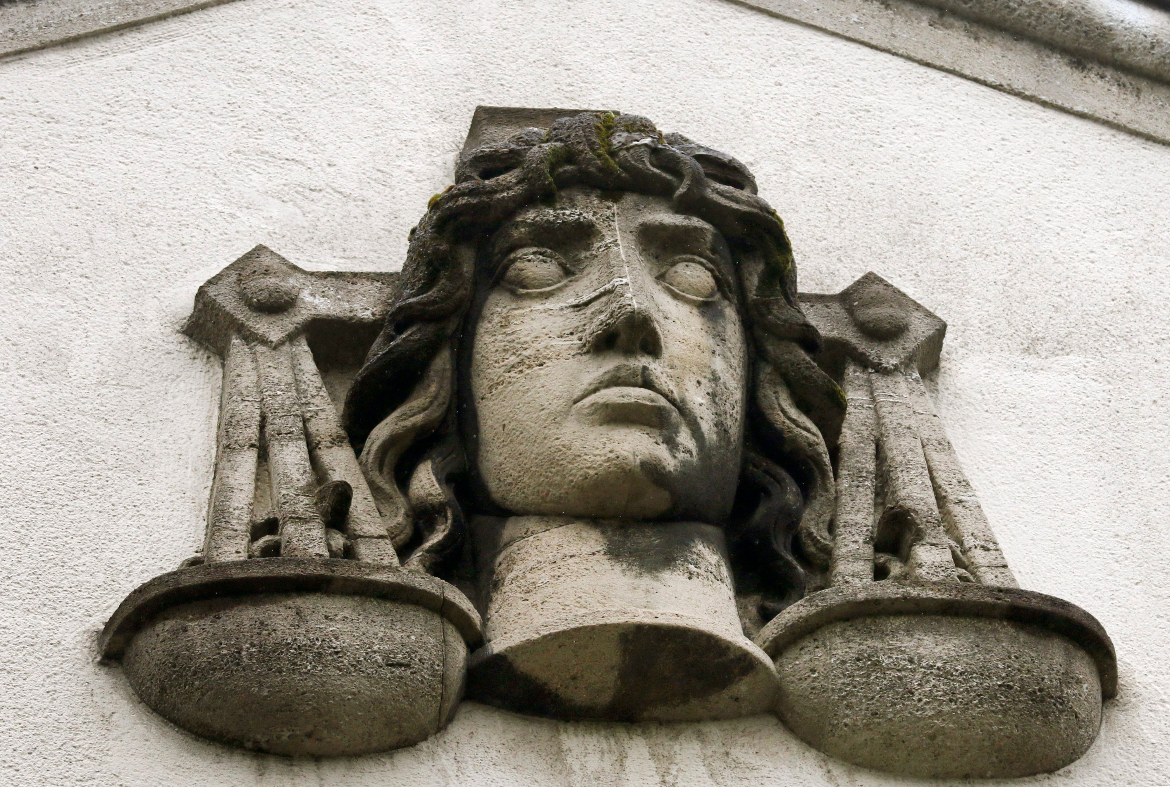 Justitia-Büste ist an der Fassade des Landgerichts in Krefeld