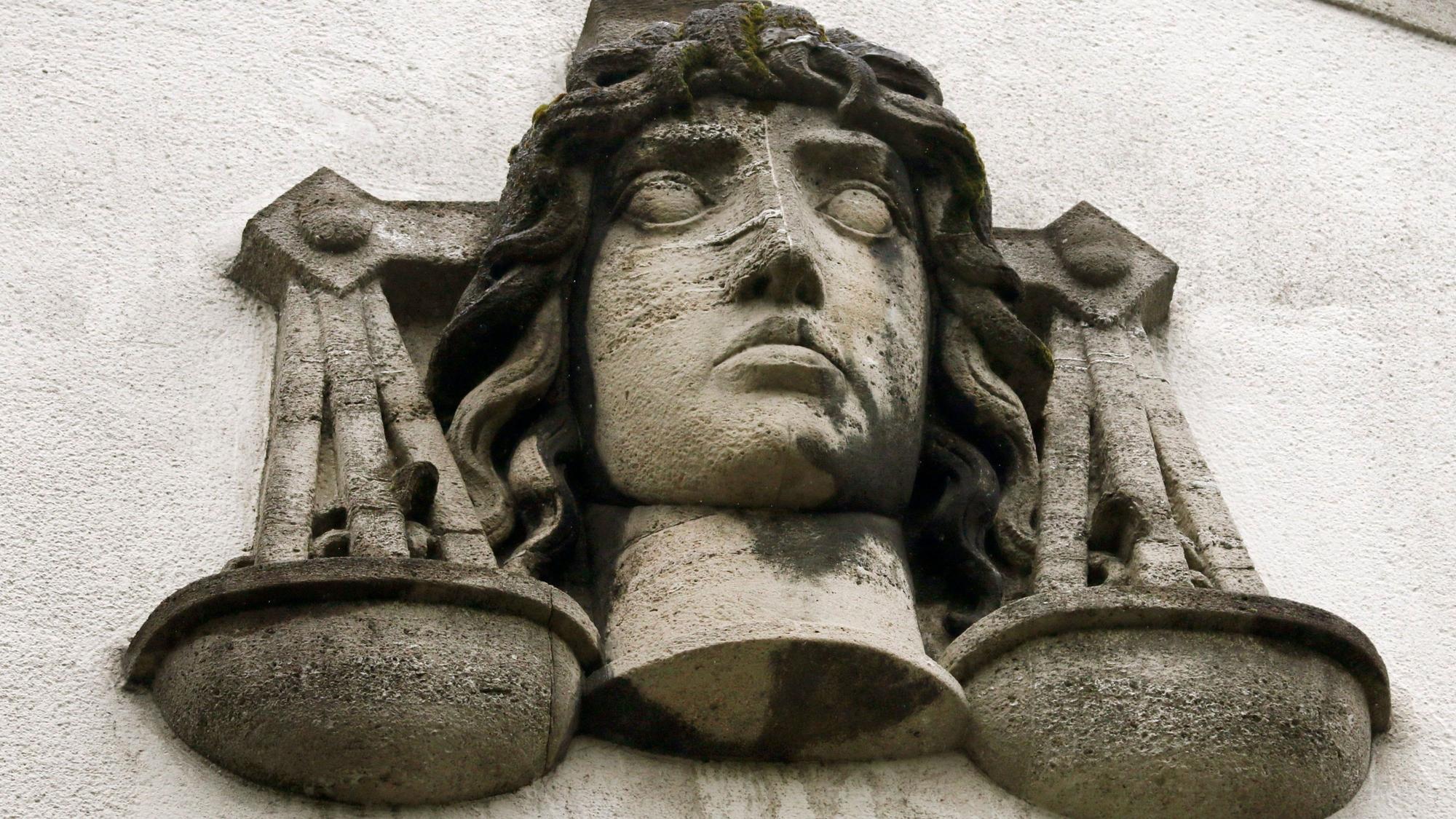 Justitia-Büste ist an der Fassade des Landgerichts in Krefeld