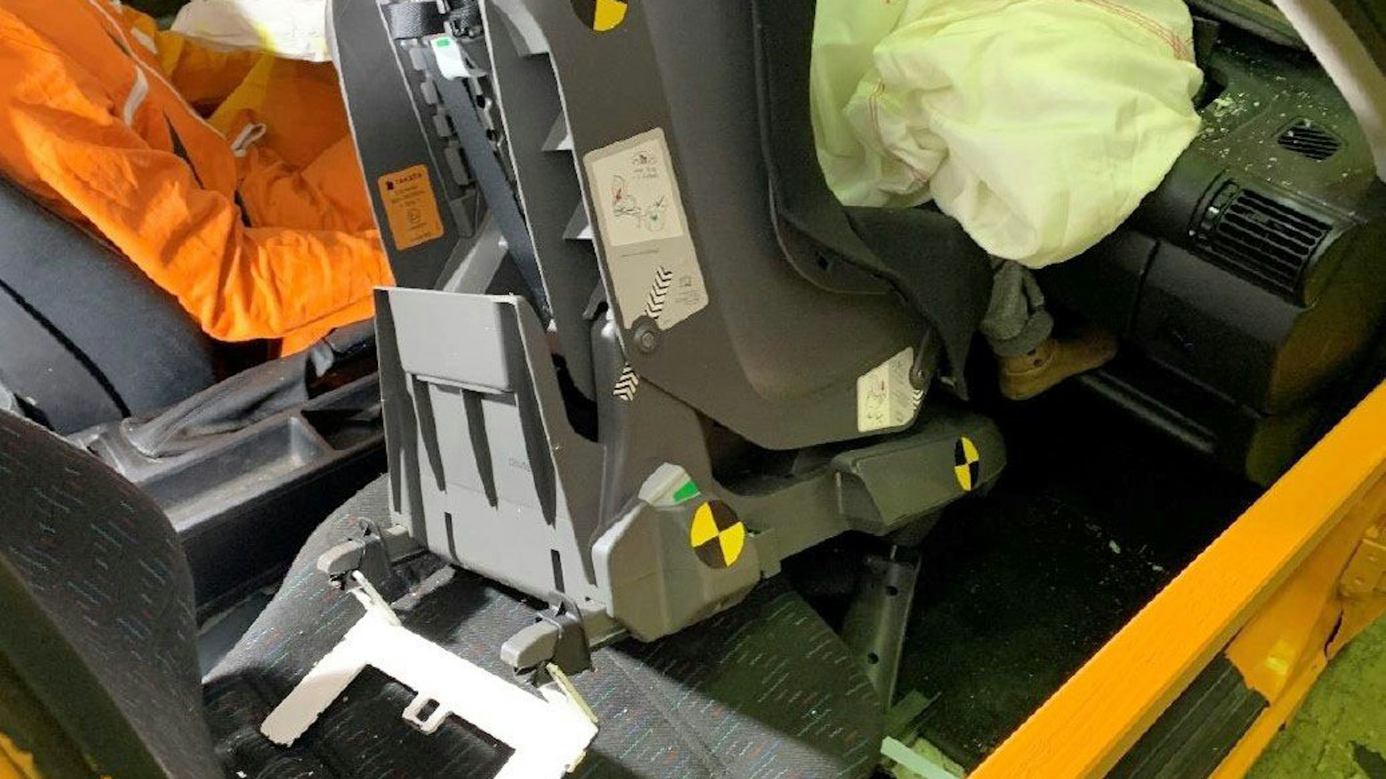 Schwerste Verletzungen könnten die Folge sein. Ein Kindersitz hat sich bei Crashtest von der Befestigung gelöst.