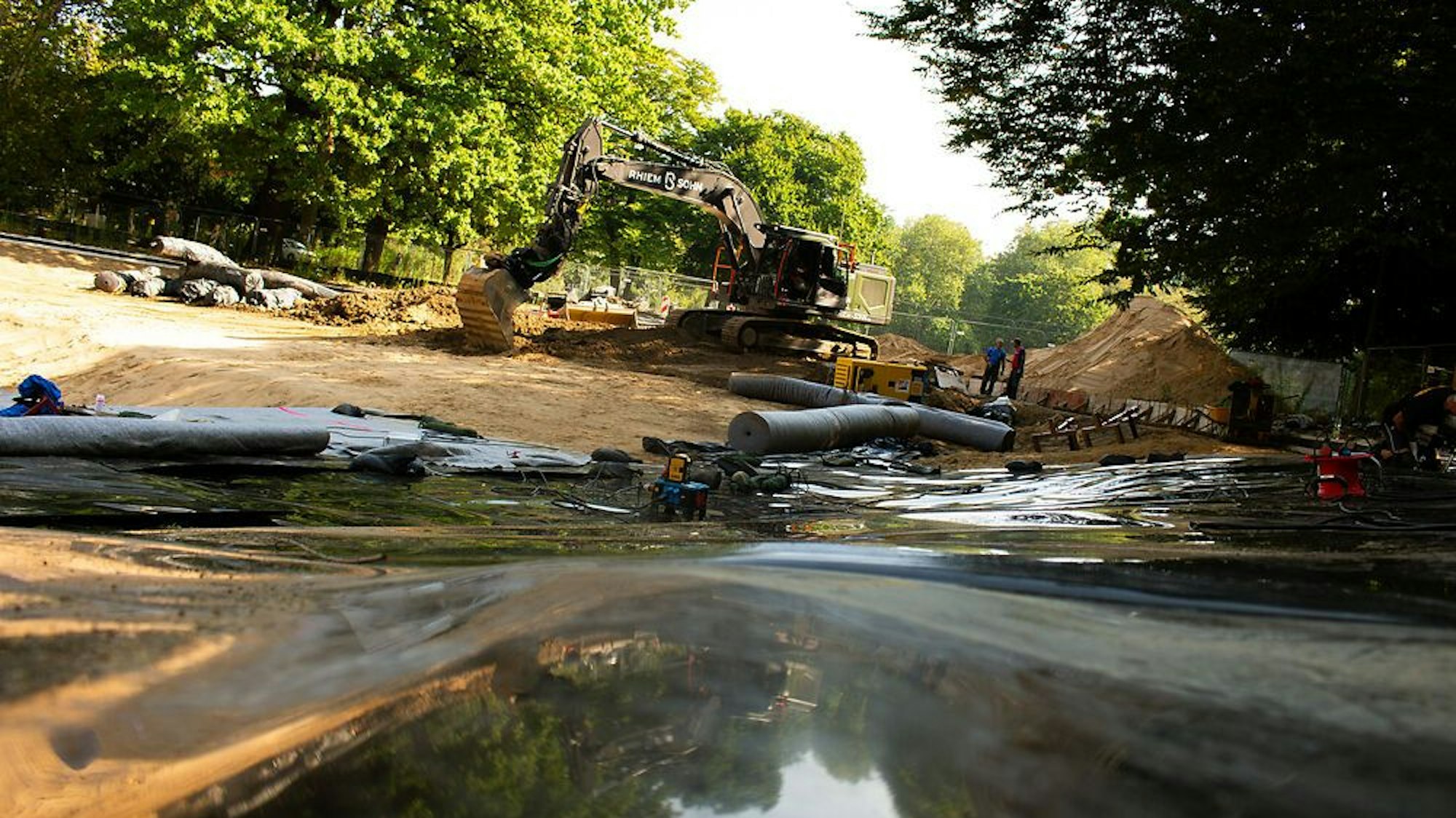 Im Sommer wurde der Weiher abgedichtet, jetzt heißt es: Wasser marsch.