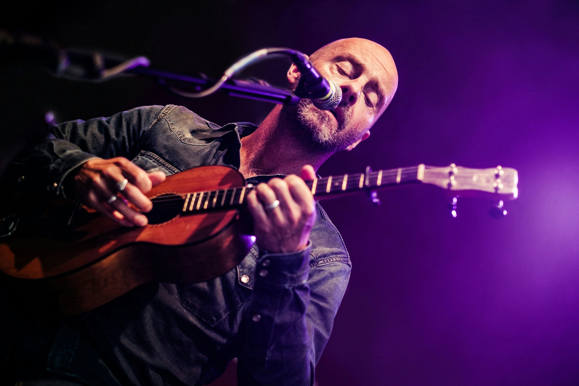 Ein Mann singt und spielt Mandoline.