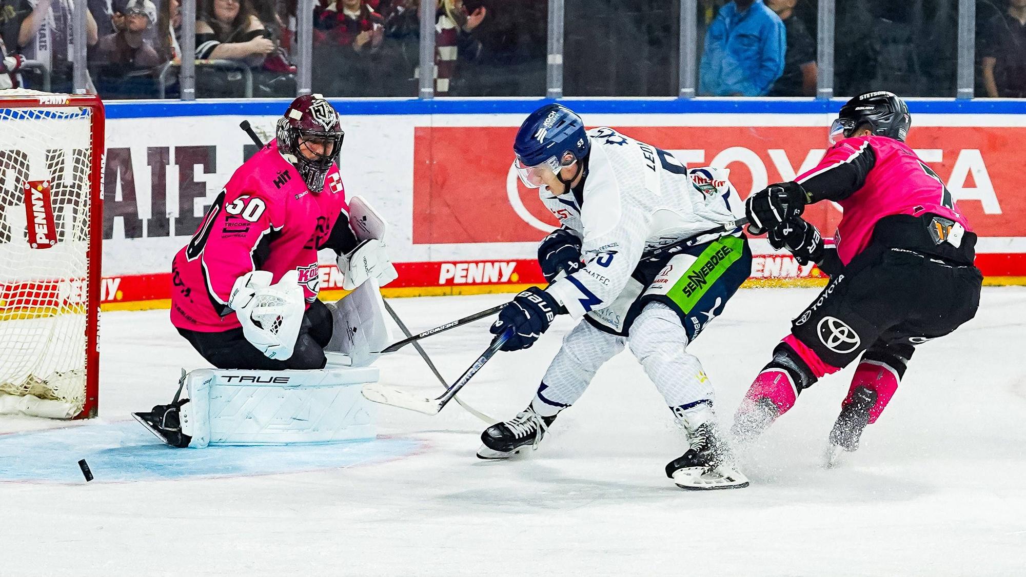 Premiere in Pink: Der neue Haie-Goalie Julius Hudacek (l.) war gegen Danjo Leonhardt und die Straubing Tigers der erhofft sichere Rückhalt.