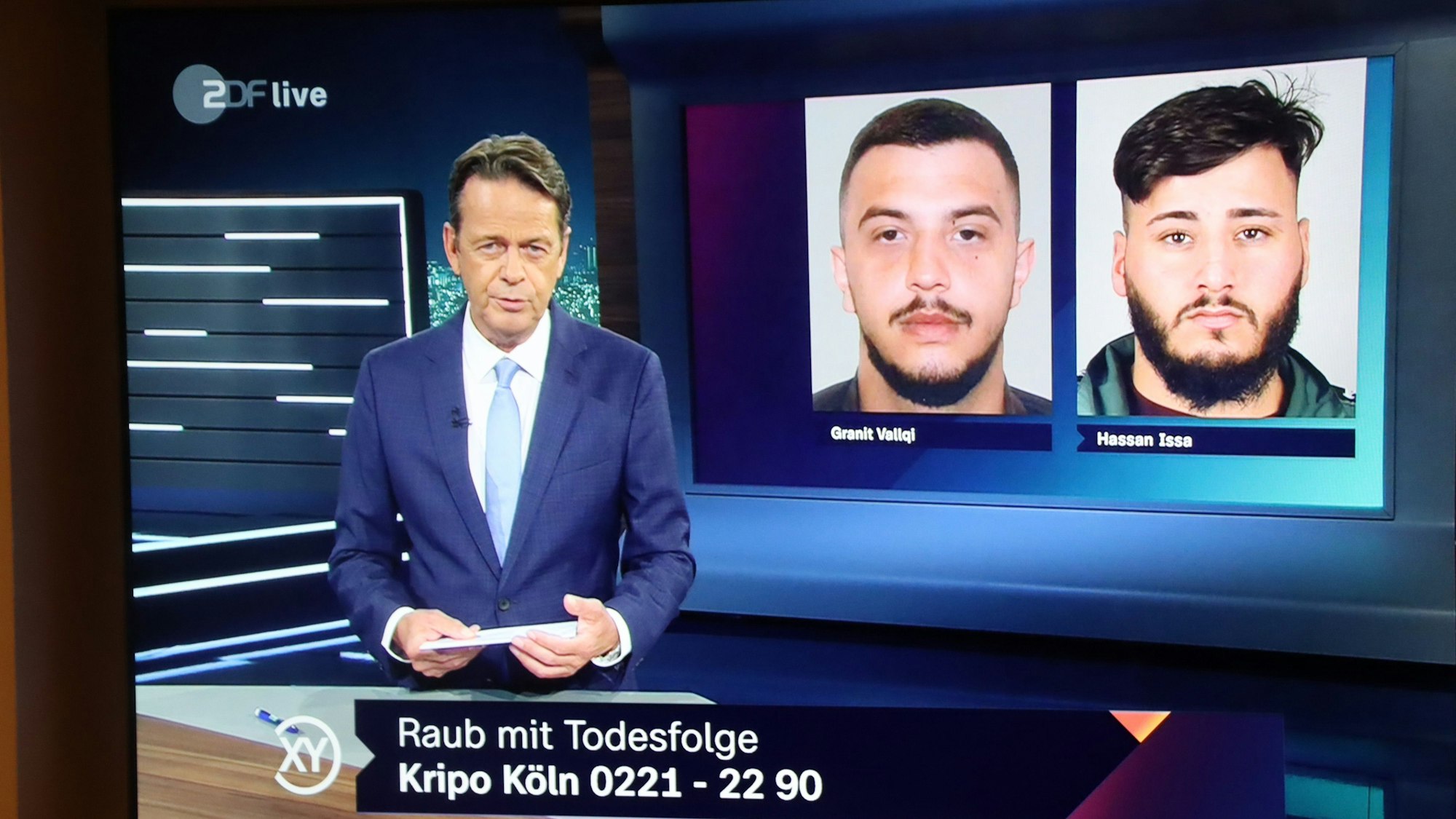 Auf dem Bild ist die Sendung Aktenzeichen XY ungelöst zu sehen.