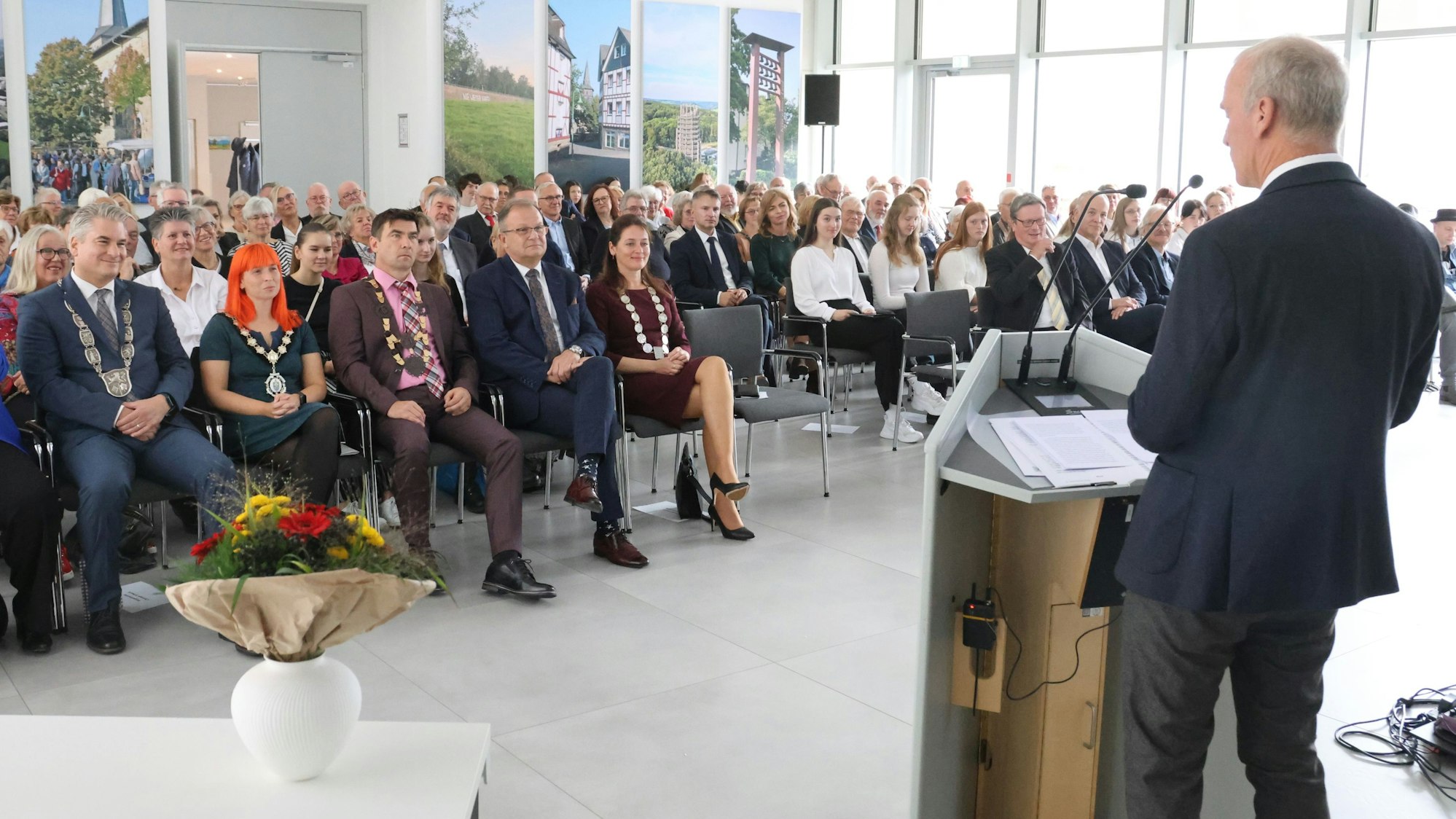 Im Festsaal im Rathaus sitzen viele Menschen.