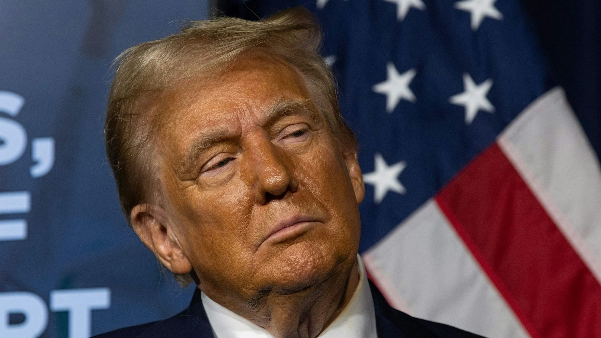 Donald Trump vor einer Flagge der USA