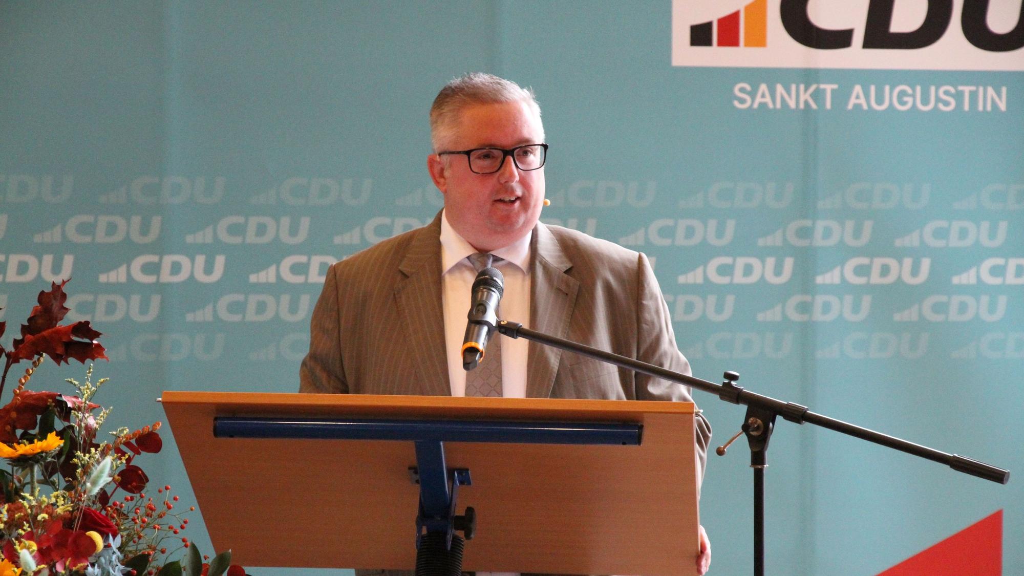 Feier der CDU Sankt Augustin zum Tag der Deutschen Einheit 2024, Landtagsabgeordneter Sascha Lienesch am Rednerpult