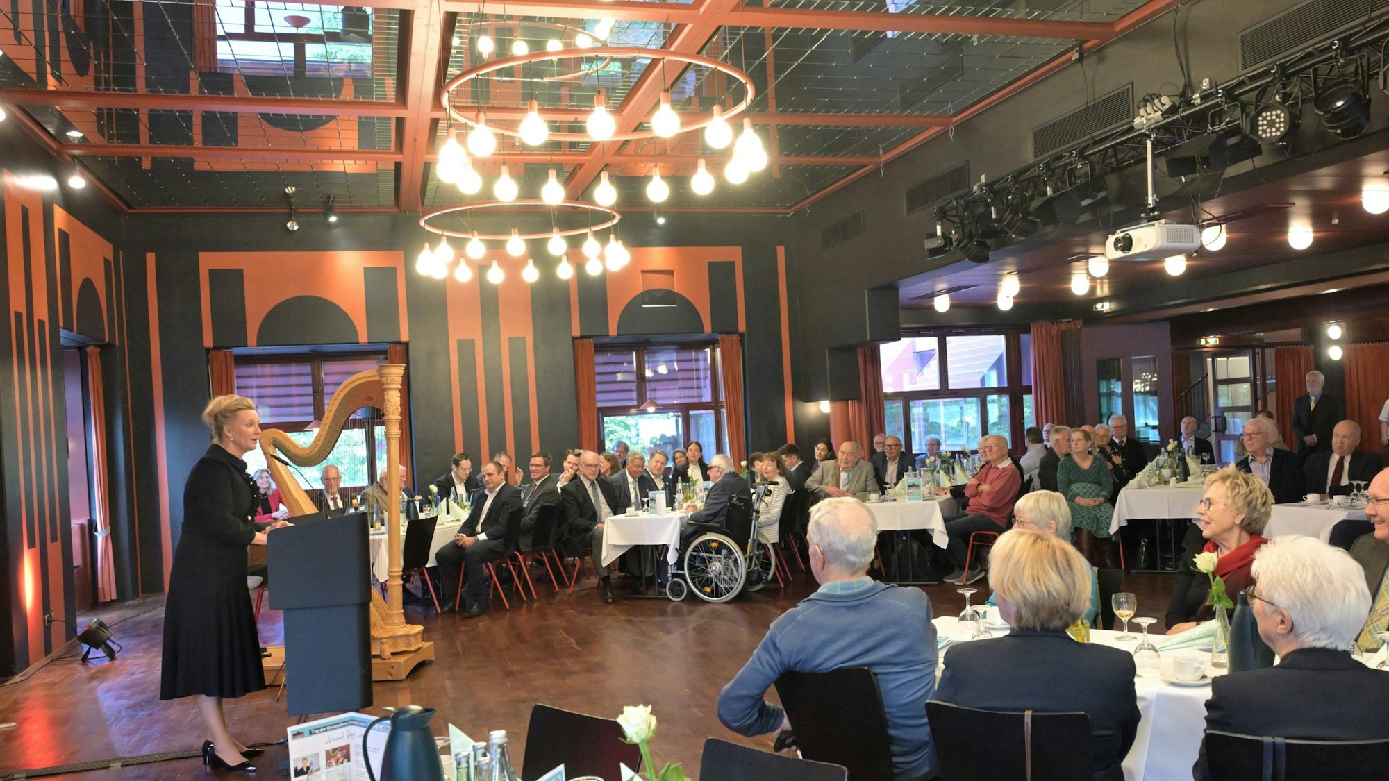 Festakt der CDU am Tag der deutschen Einheit im Bergischen Löwen mit Ministerin Ina Brandes.