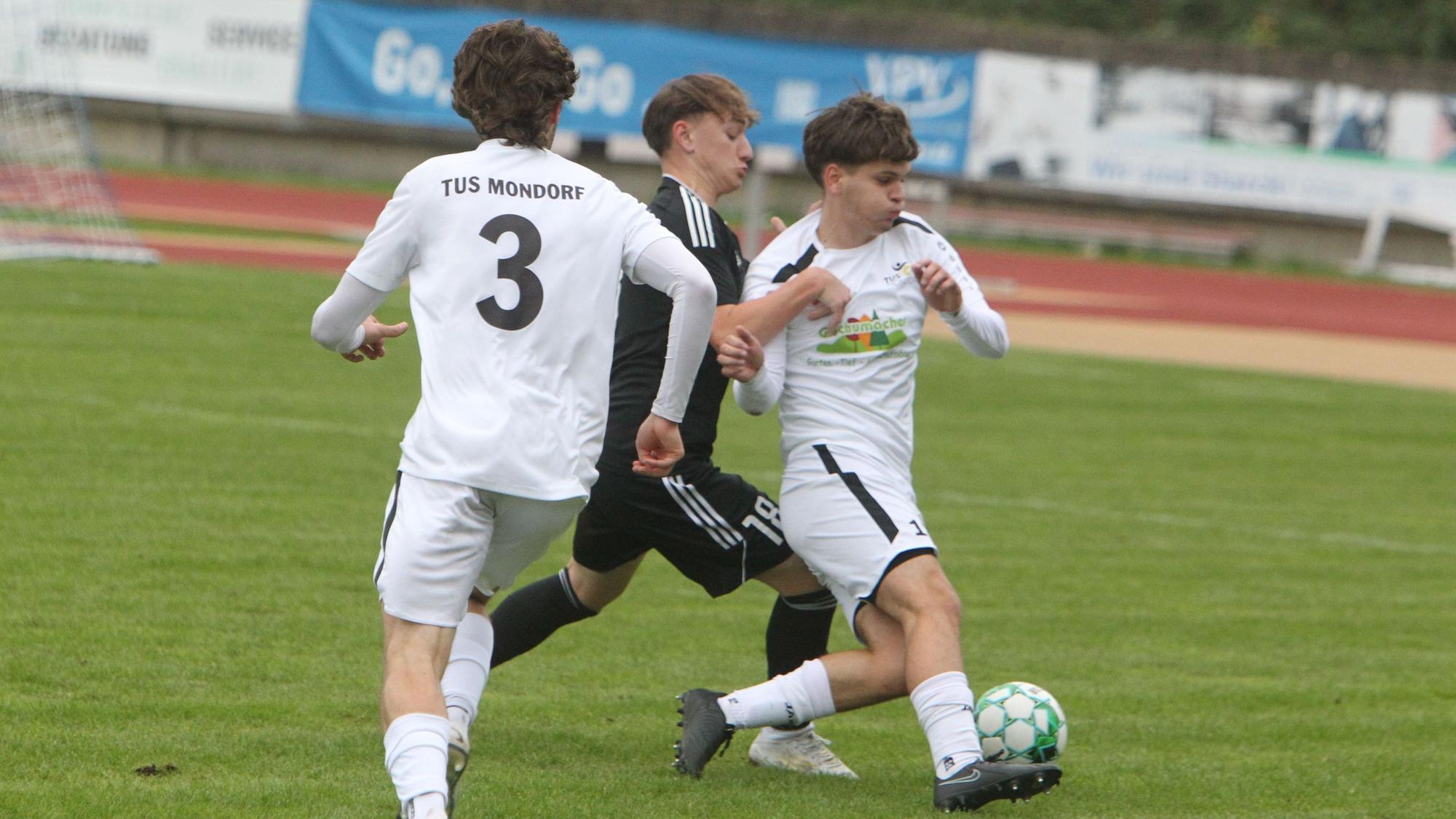 FSV-Akteur Philipp Schulz bedrängt den Mondorfer Luca Viola.