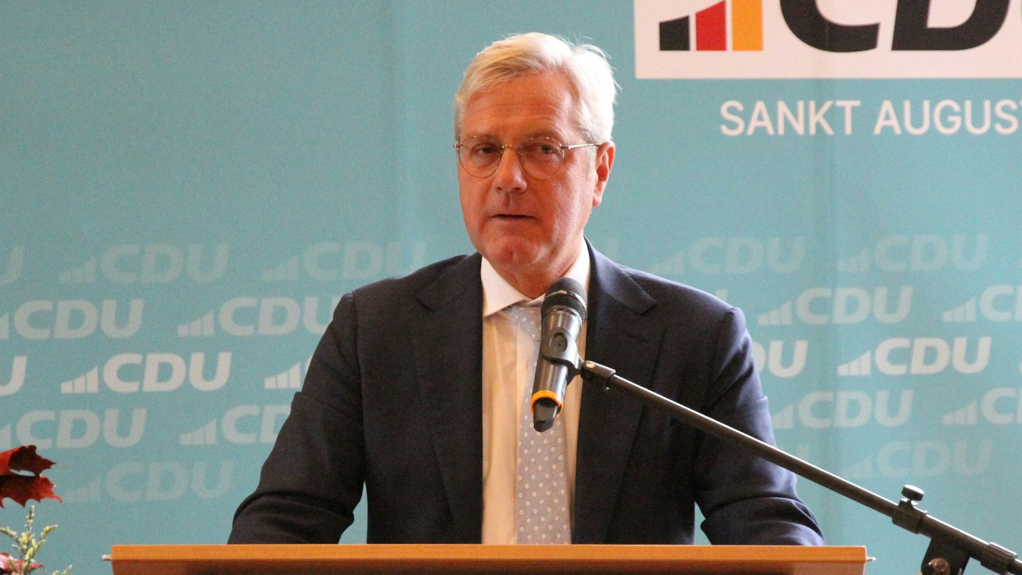 Ein Mann an einem Rednerpult mit Mikrofon