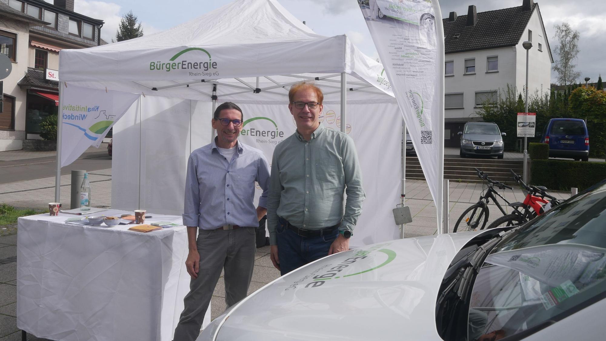 Kleidertauschbörse in Windeck
Christian Holz von der BürgerEnergie Rhein-Sieg eG und Andreas Goor von der Klimainitiative Windeck informierten am Marktplatz in Dattenfeld über E-Carsharing.