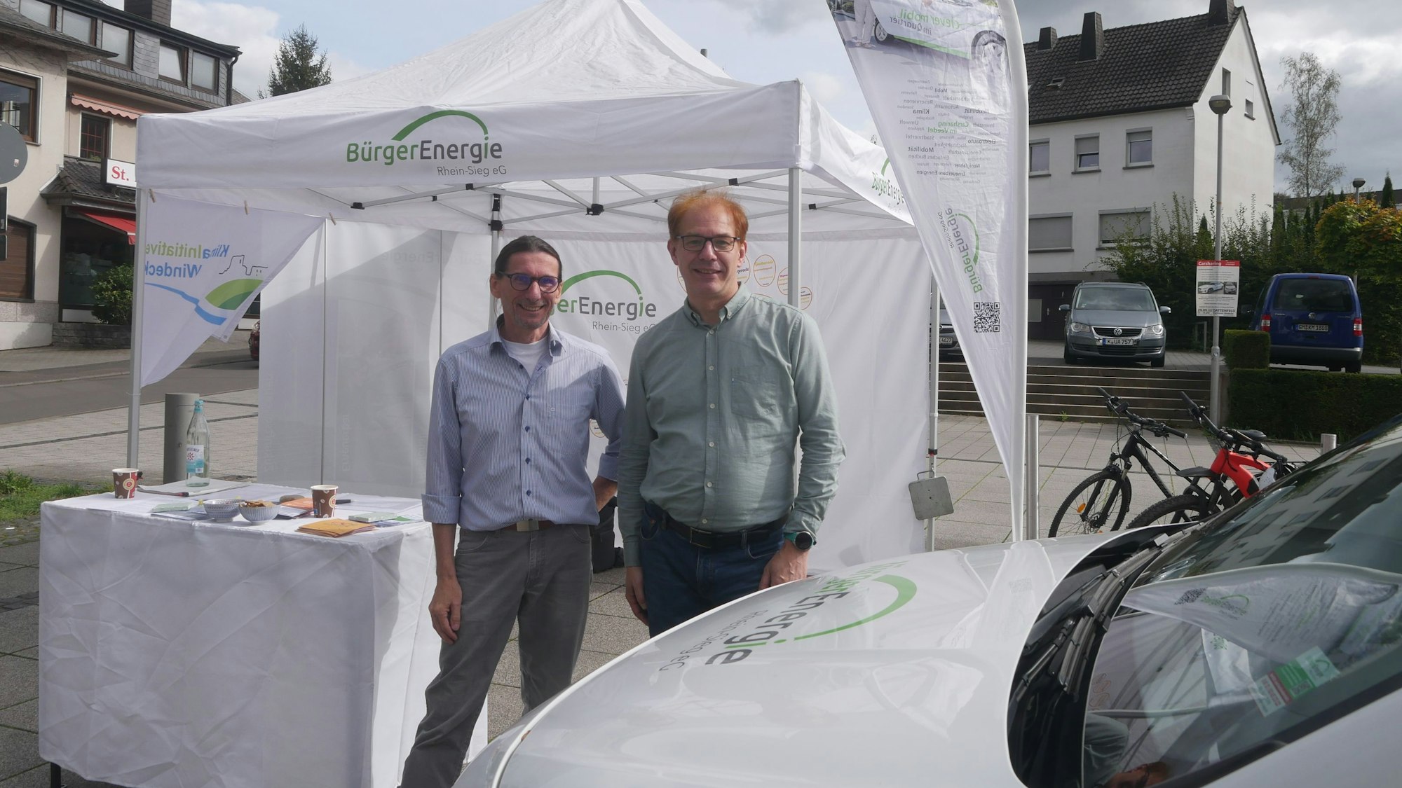 Kleidertauschbörse in Windeck
Christian Holz von der BürgerEnergie Rhein-Sieg eG und Andreas Goor von der Klimainitiative Windeck informierten am Marktplatz in Dattenfeld über E-Carsharing.