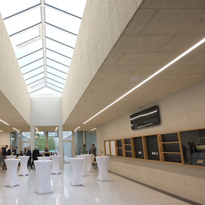 Modern und geräumig ist der Eingangsbereich des neuen Zentralbaus, der die Schulen des Freiherr-vom-Stein-Schulzentrums Rösrath verbindet. Das Gebäude wurde nun eingeweiht.