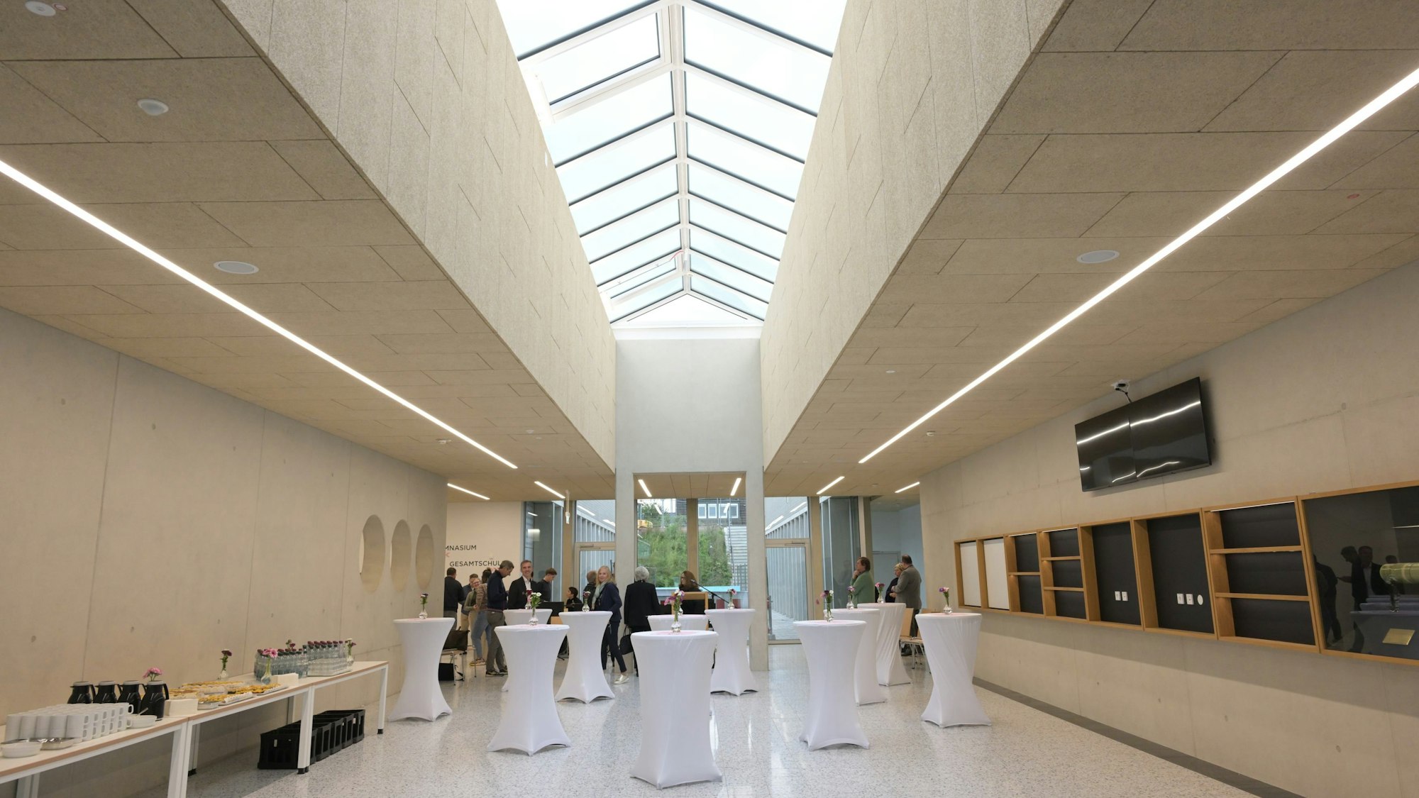 Modern und geräumig ist der Eingangsbereich des neuen Zentralbaus, der die Schulen des Freiherr-vom-Stein-Schulzentrums Rösrath verbindet. Das Gebäude wurde nun eingeweiht.