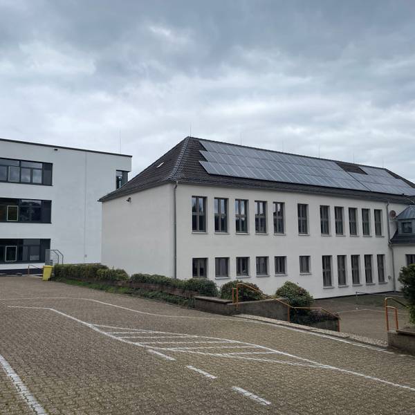 Das Gebäude der Hauptschule Hellenthal, im Vordergrund der Schulhof.