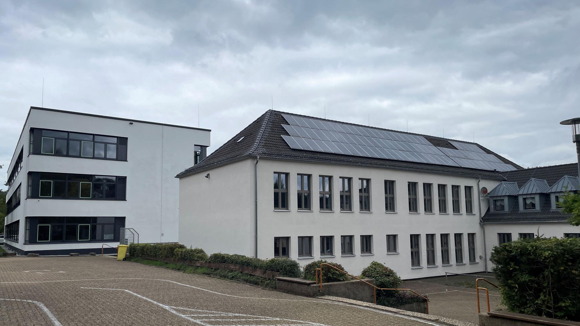 Das Bild zeigt die Gebäude der Hauptschule in Hellenthal.