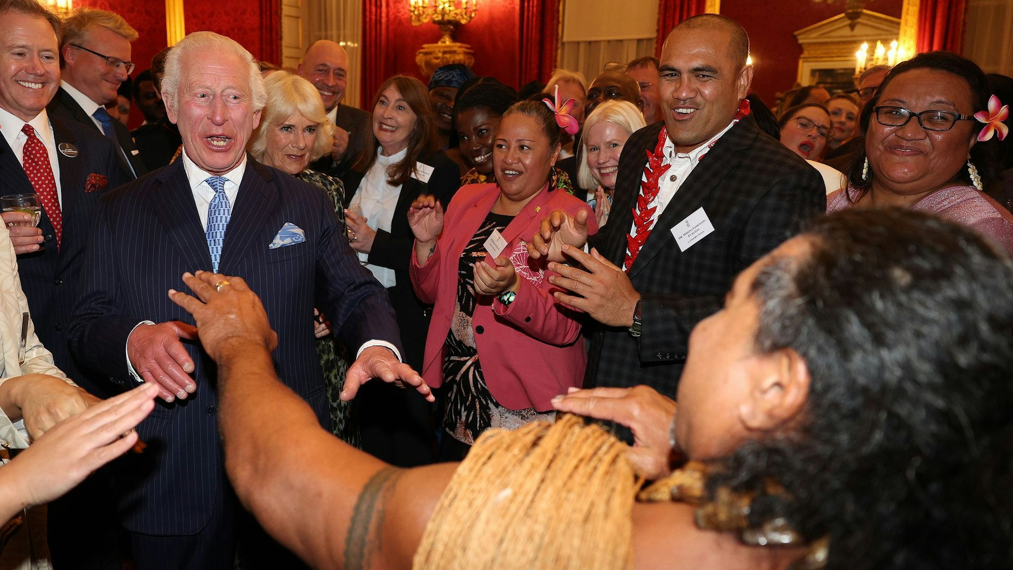 König Charles III. versucht sich an Tanzbewegungen.