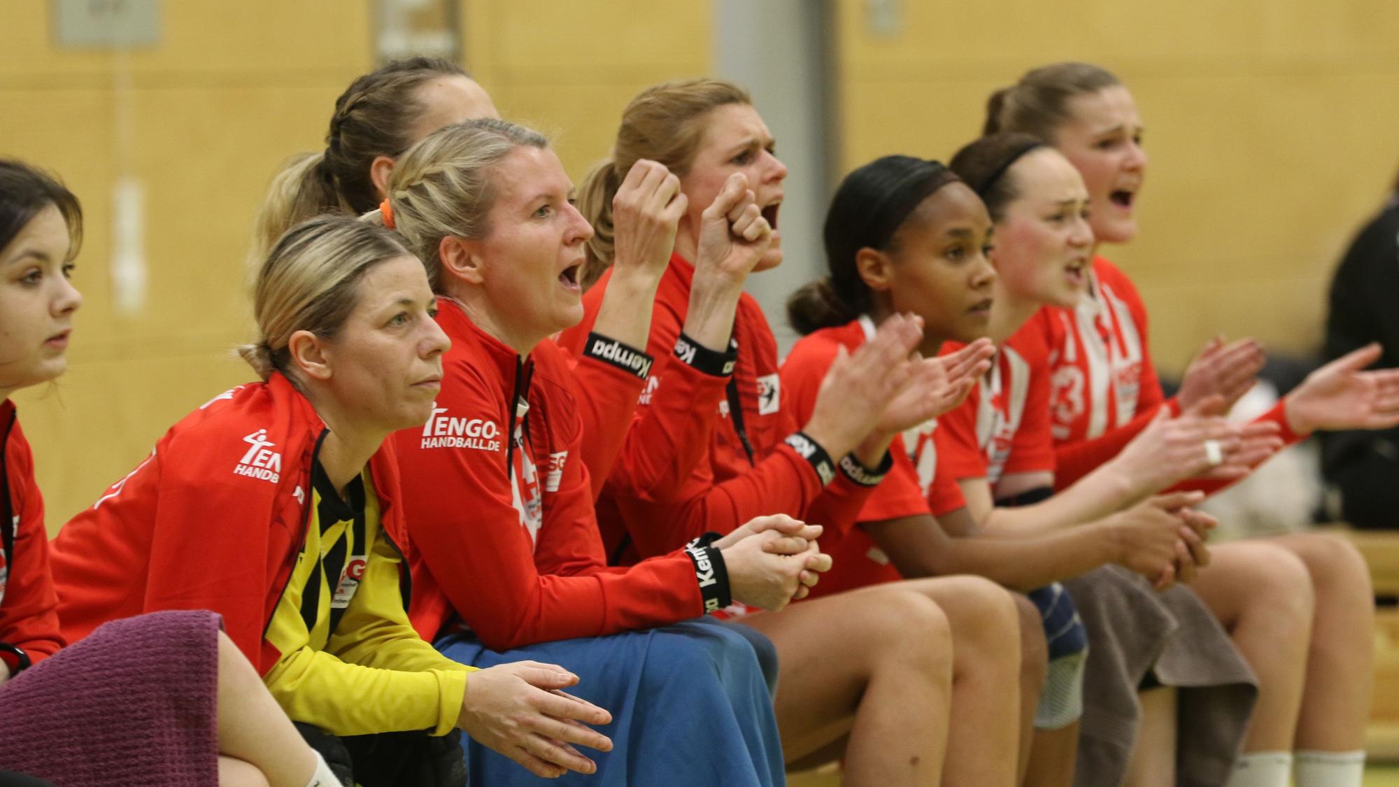 Das Bild zeigt die Bank der HSG Euskirchen. Die Spielerinnen freuen sich über einen Torerfolg.