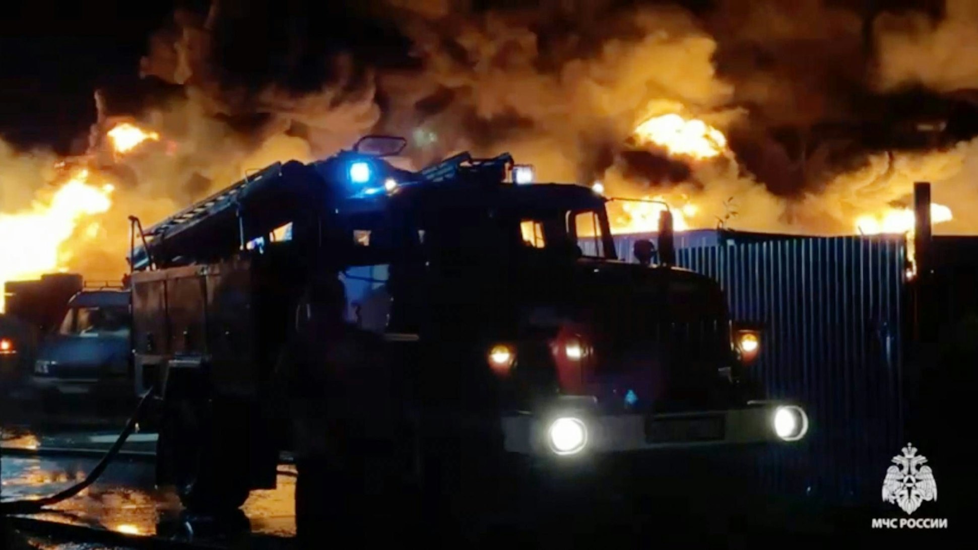 Ein Bild des russischen Katastrophenschutzministeriums zeigt einen Großbrand in einem Treibstofflager in Perm. Die Ukraine hat offenbar erneut russische Infrastrukturanlagen attackiert.