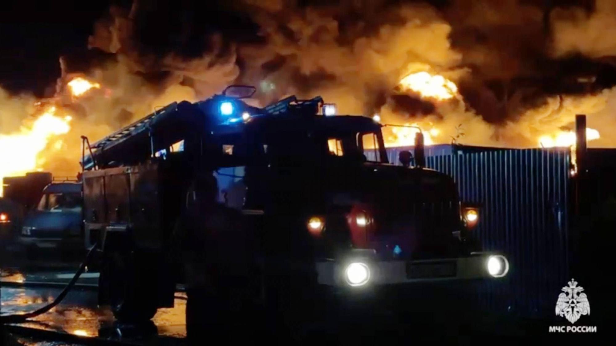 Ein Bild des russischen Katastrophenschutzministeriums zeigt einen Großbrand in einem Treibstofflager in Perm. Die Ukraine hat offenbar erneut russische Infrastrukturanlagen attackiert.