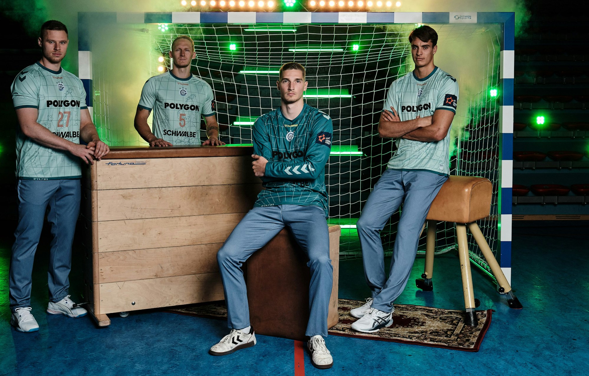 Kristjan Horzen, Tilen Kodrin, Dominik Kuzmanovic und Julian Köster. präsentieren das neue Trikot.