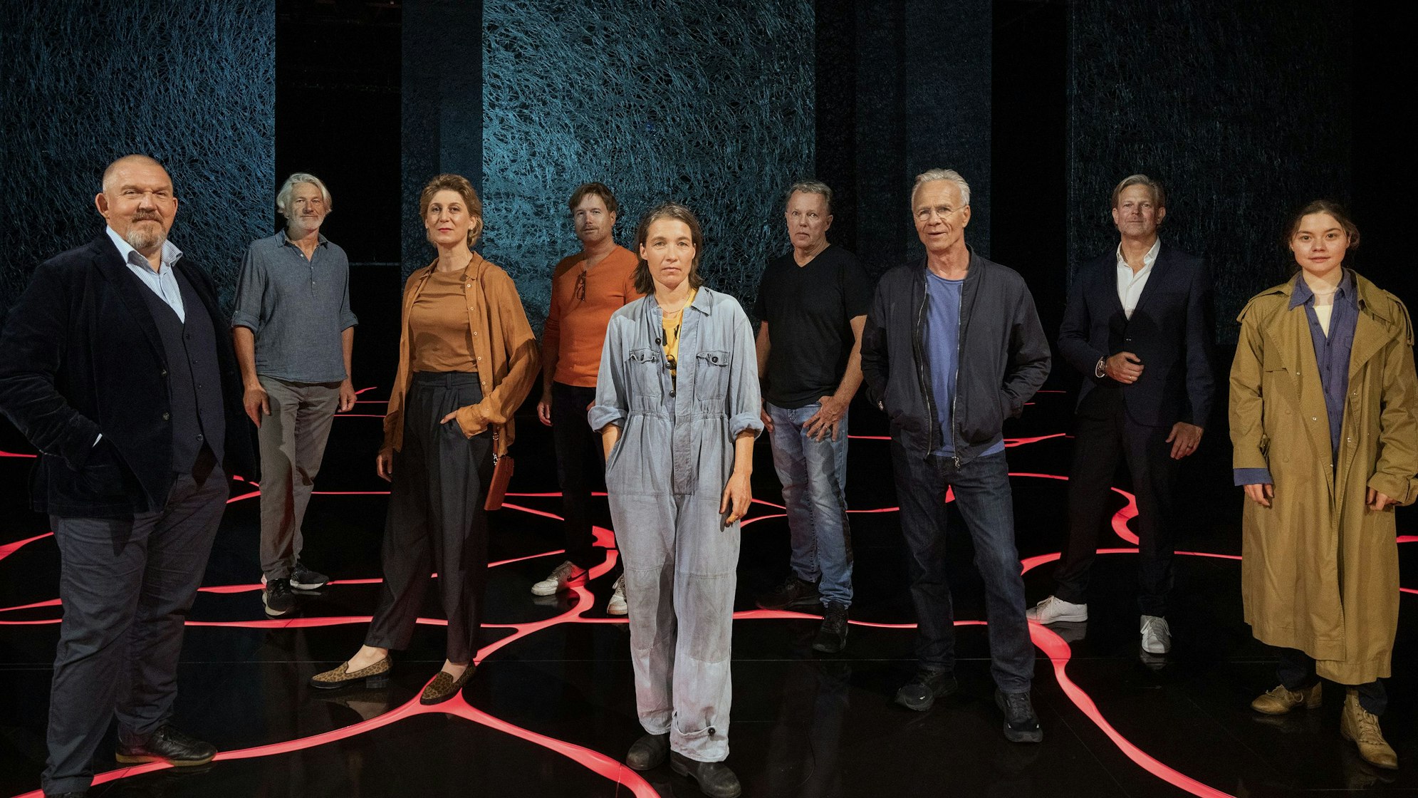 Zu sehen sind: Dietmar Bär (als „Freddy Schenk“), Christoph Krauss (Kamera), Mareile Blendl (als „Jenny Ibsen“),Götz Bolten (Redakteur WDR), Katja Bürkle (als „Eva Krüger“), Torsten C. Fischer (Regisseur) , Klaus J. Behrendt (als „Max Ballauf“), Jan Kruse (Produzent Bavaria Fiction) und Hannah Schiller (als „Valerie Schmitt“).