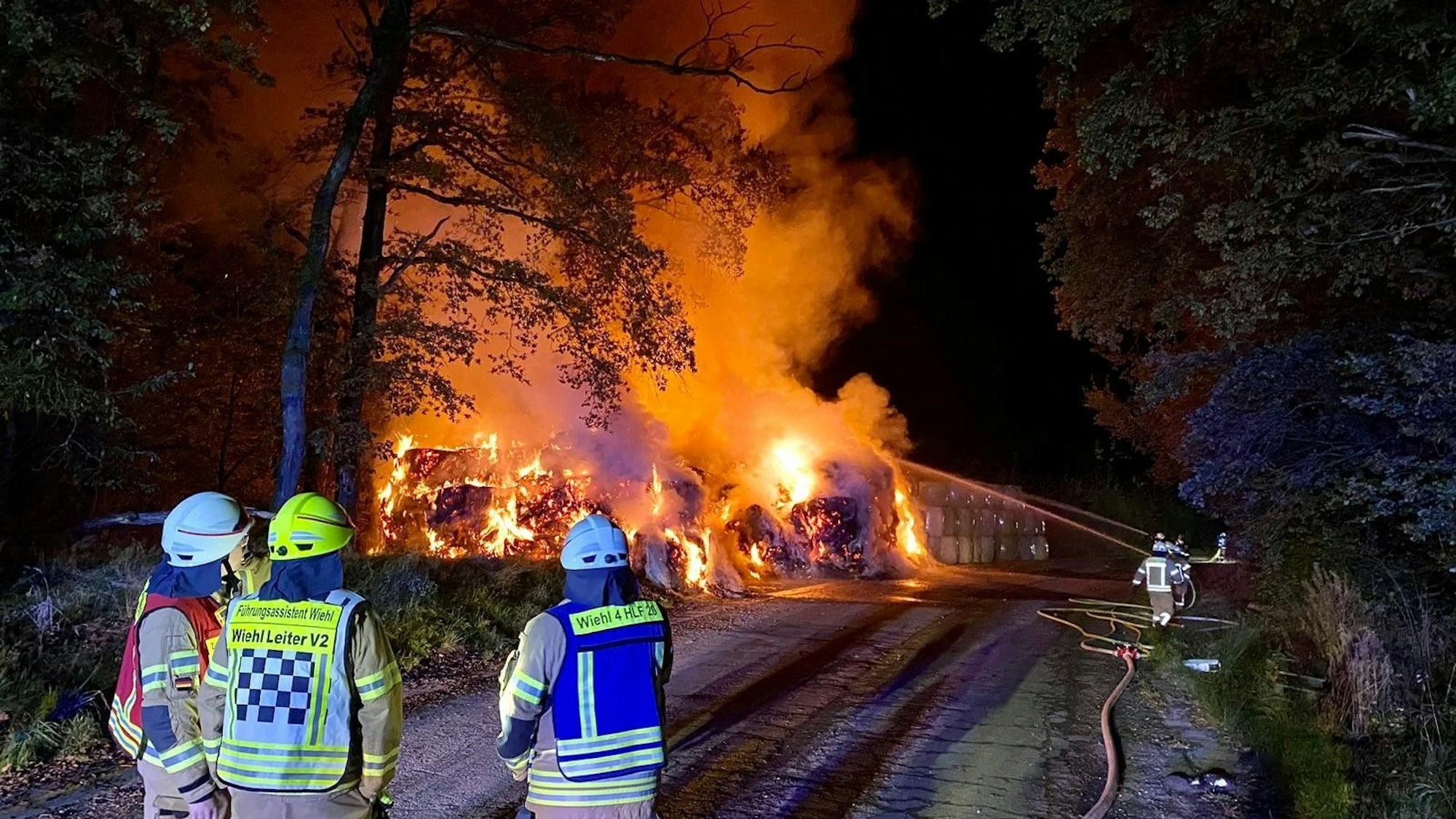 Als die Kräfte den Brandort an der Zeitstraße ansteuerten, sahen sie bereits aus der Ferne den Schein des Feuers.