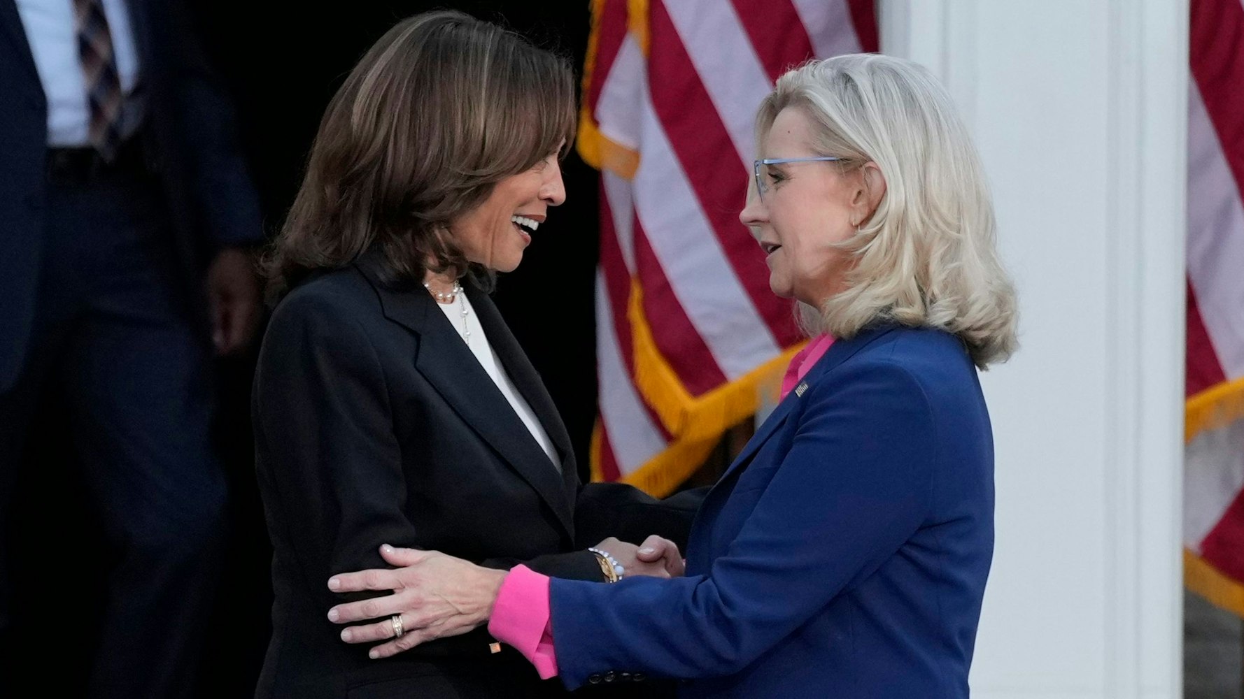 Die demokratische US-Präsidentschaftskandidatin Kamala Harris (l) begrüßt die ehemaligen Kongressabgeordneten Liz Cheney bei einer Wahlkampfveranstaltung am Ripon College.