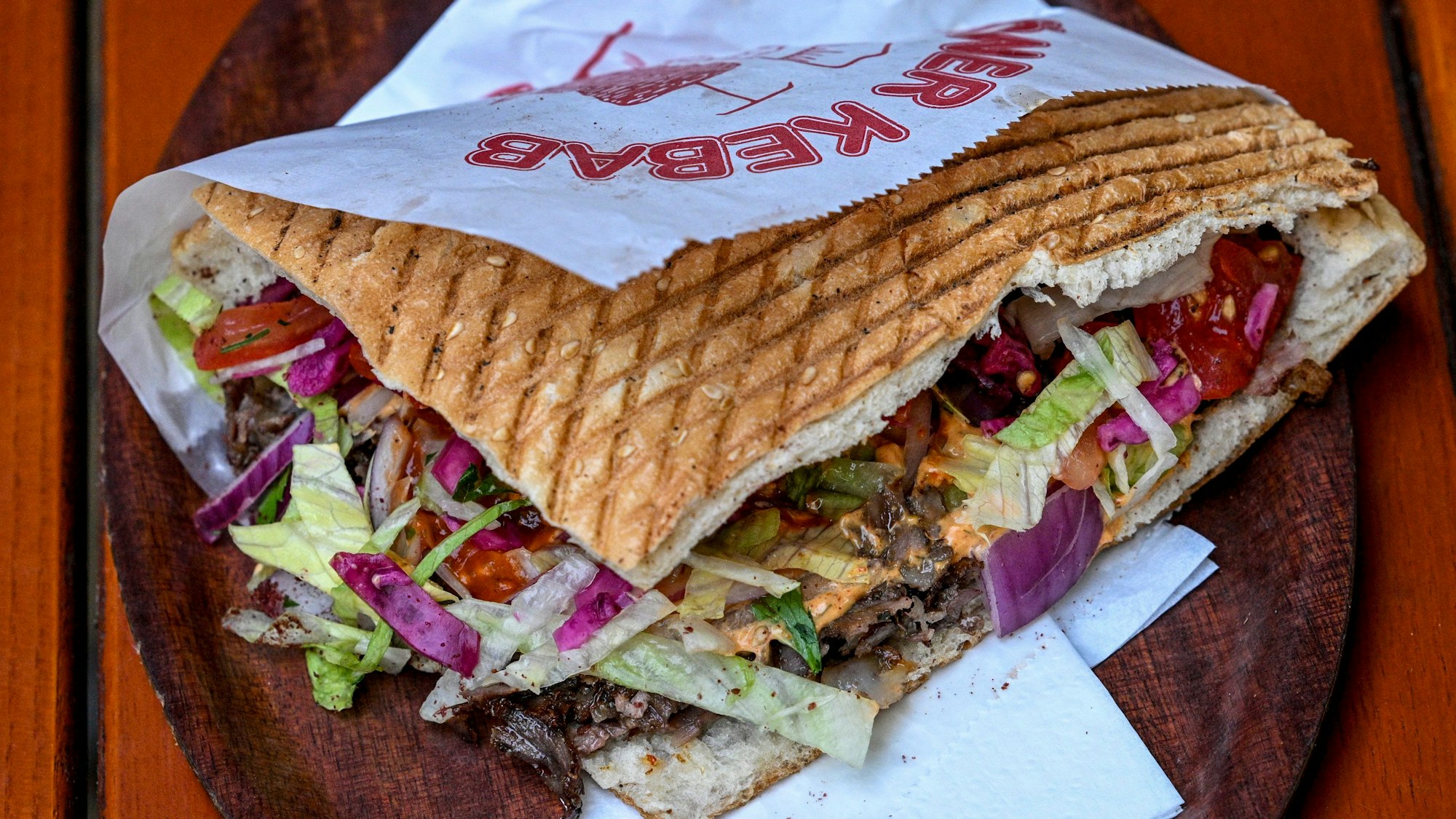 Ein Döner im Doyum Restaurant in der Admiralstraße.