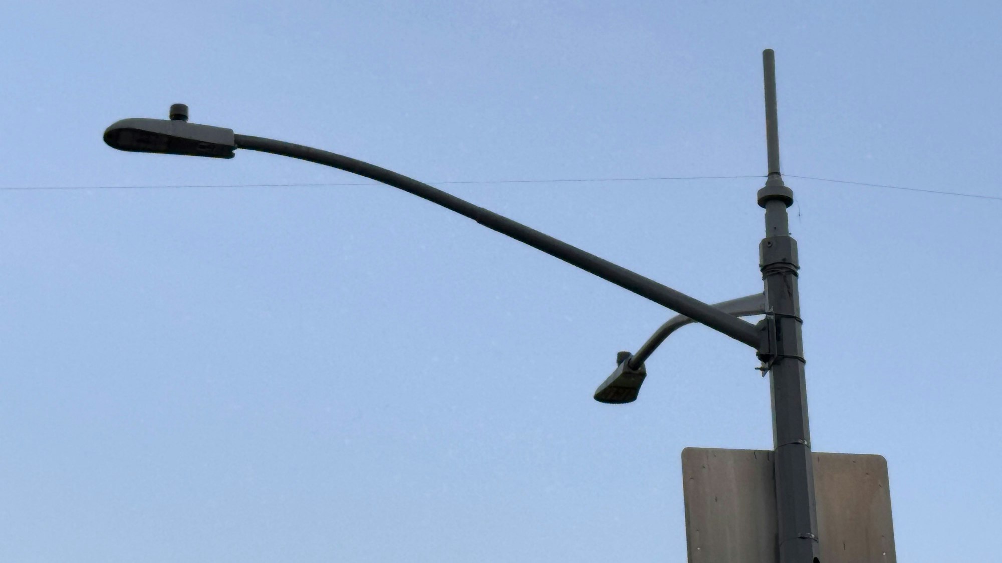 Ein Stück Eruv in Manhattan ist entlang des Pfostens einer Straßenlaterne gespannt.