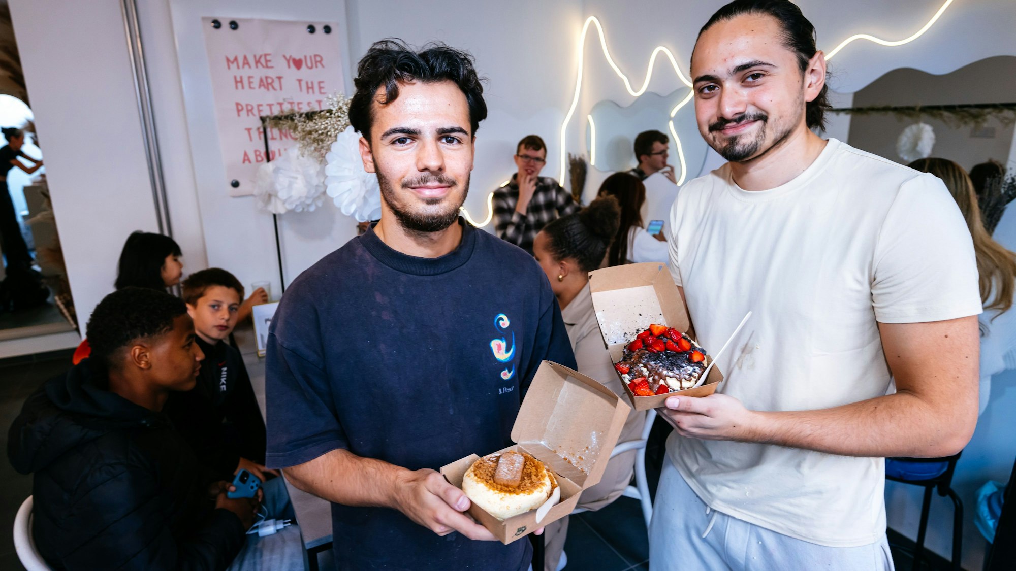 Pancake-Experten: Taylan Demir (rechts) und sein Cousin Onur im „Pufu“.