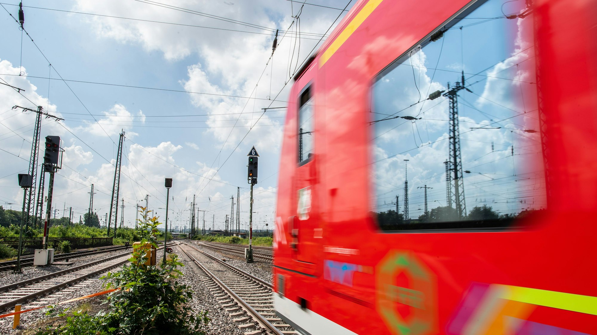 Eine S-Bahn auf einer Bahnstrecke (Symbolfoto).