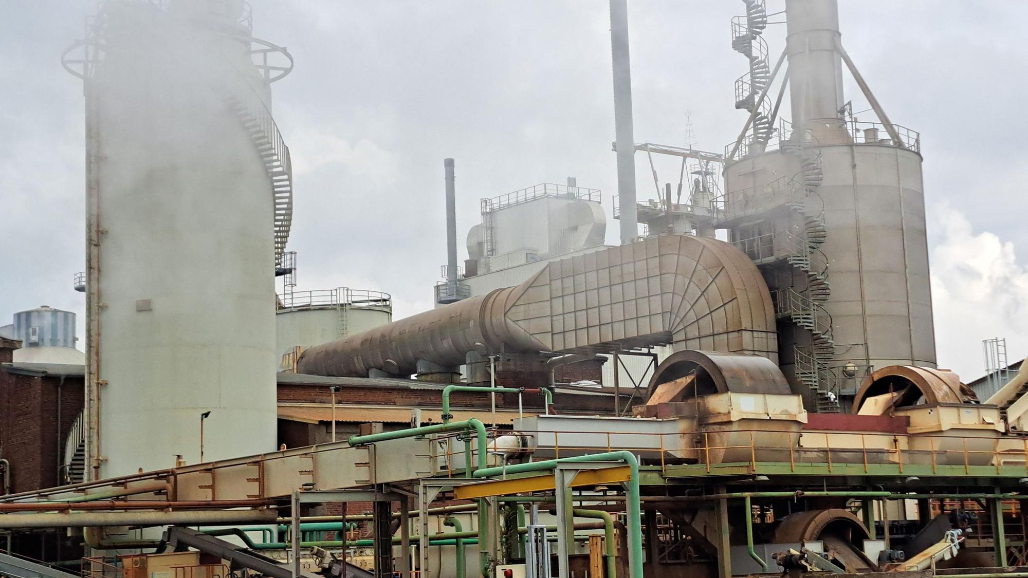 Dampfschwaden wabern um die Gebäude der Zuckerfabrik.