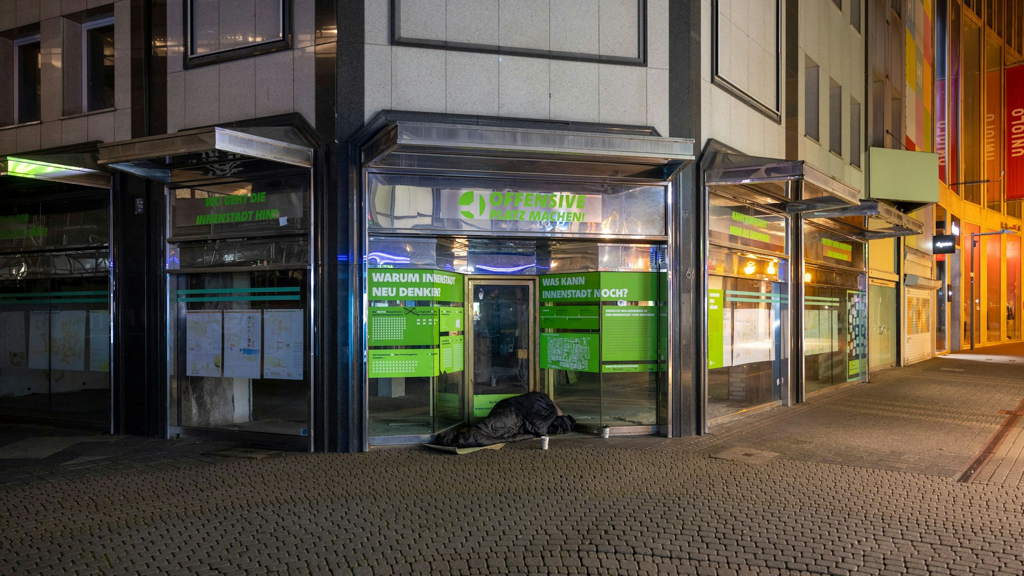 Ein Obdachloser liegt vor dem Eingang eines leeren Ladengeschäfts auf der Hohe Straße.