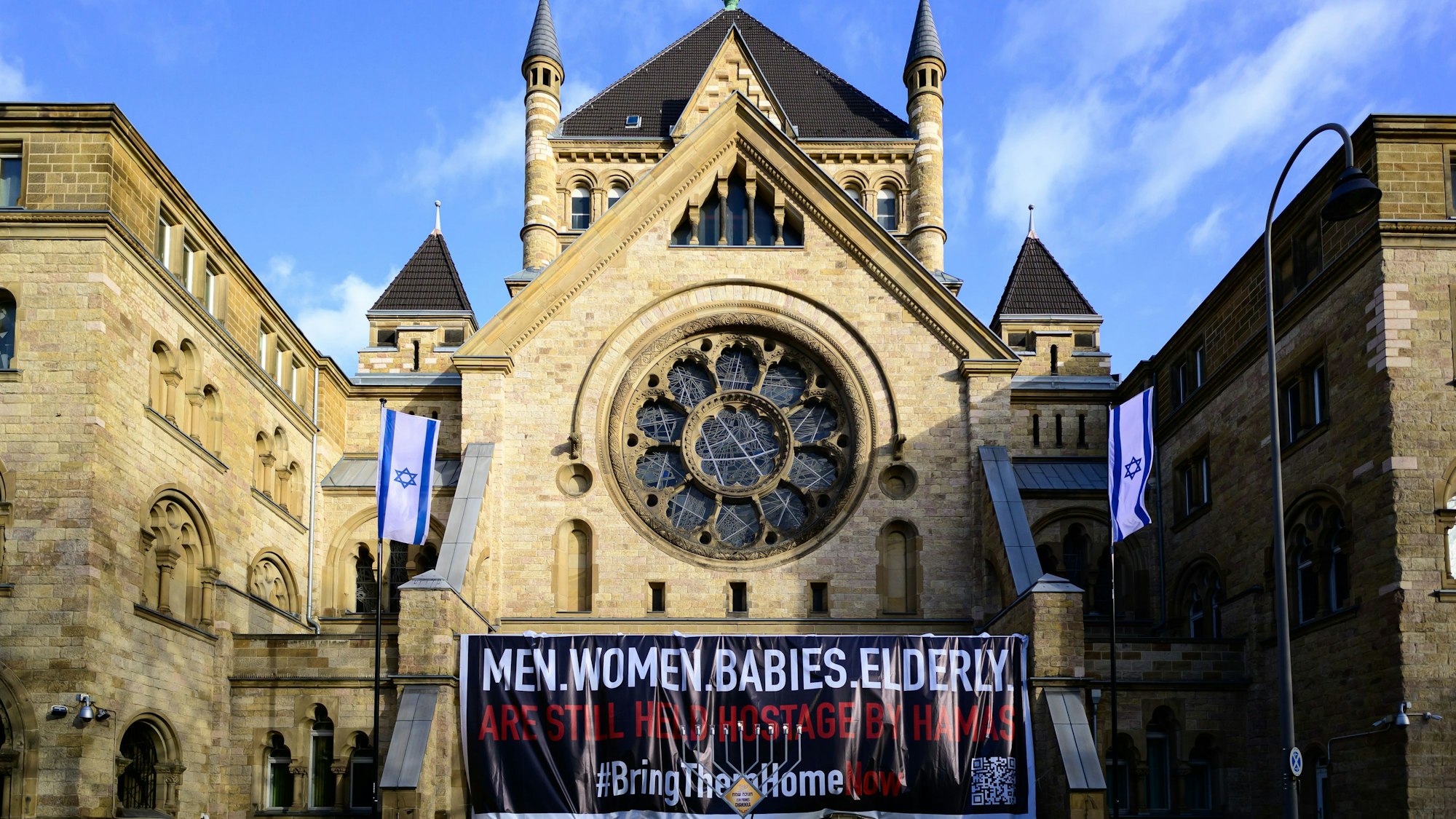 Bringt sie jetzt nach Hause steht an der Synagoge an der Roonstraße.