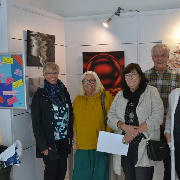 Barbara Tegethoff (v.l.), Donata Reinhard, Beate Krupp, Werner Siegfried Genreith, Doris Faust stehen vor ihren Werken.