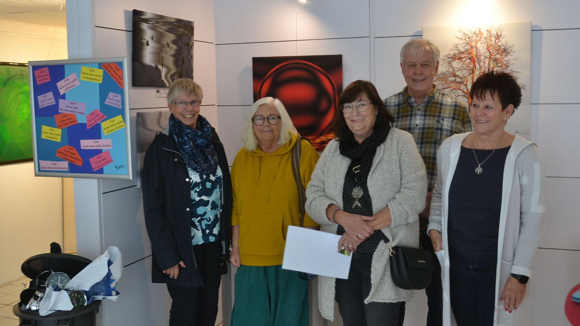 Barbara Tegethoff (v.l.), Donata Reinhard, Beate Krupp, Werner Siegfried Genreith, Doris Faust stehen vor ihren Werken.