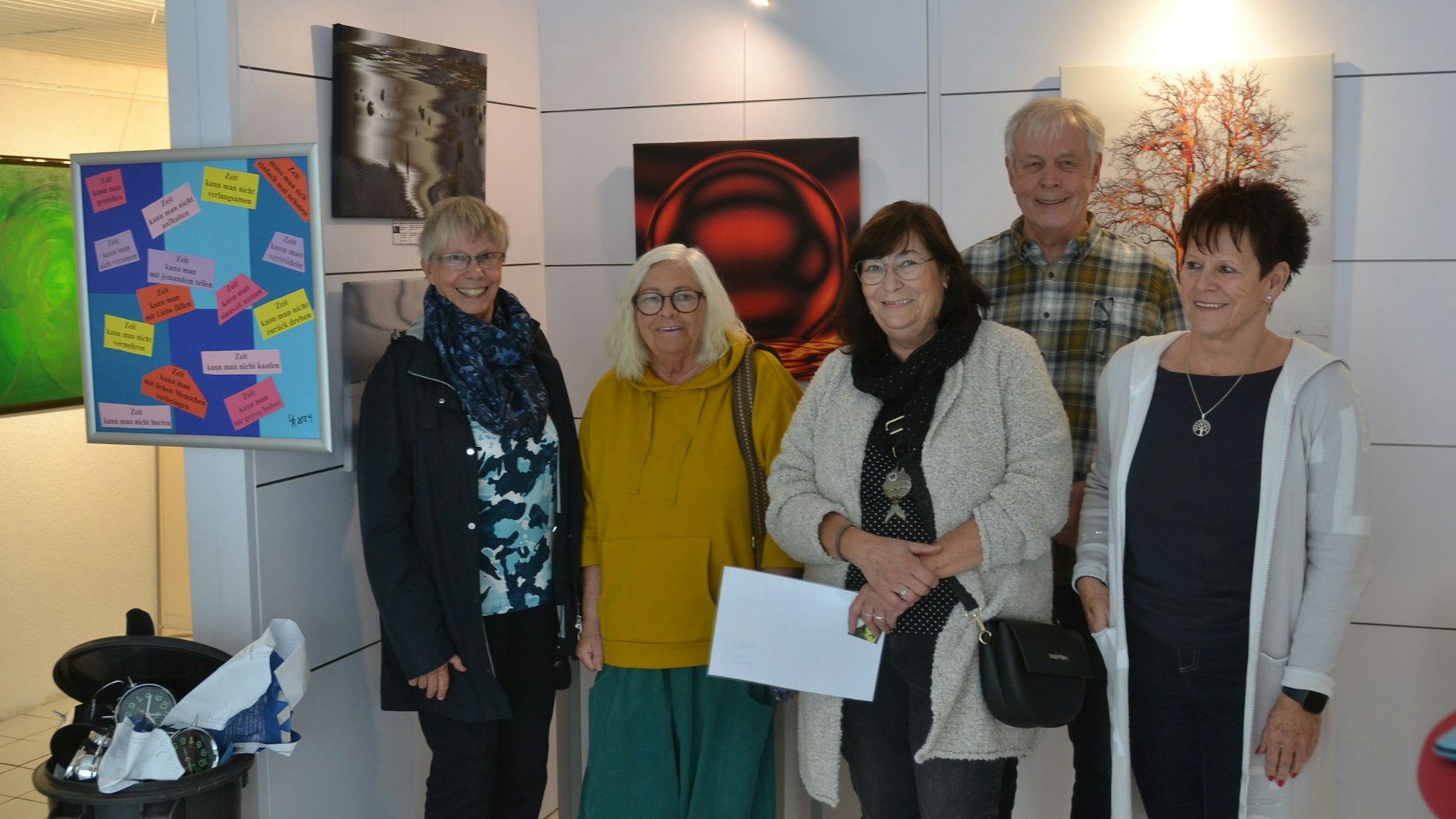 Barbara Tegethoff (v.l.), Donata Reinhard, Beate Krupp, Werner Siegfried Genreith, Doris Faust stehen vor ihren Werken.
