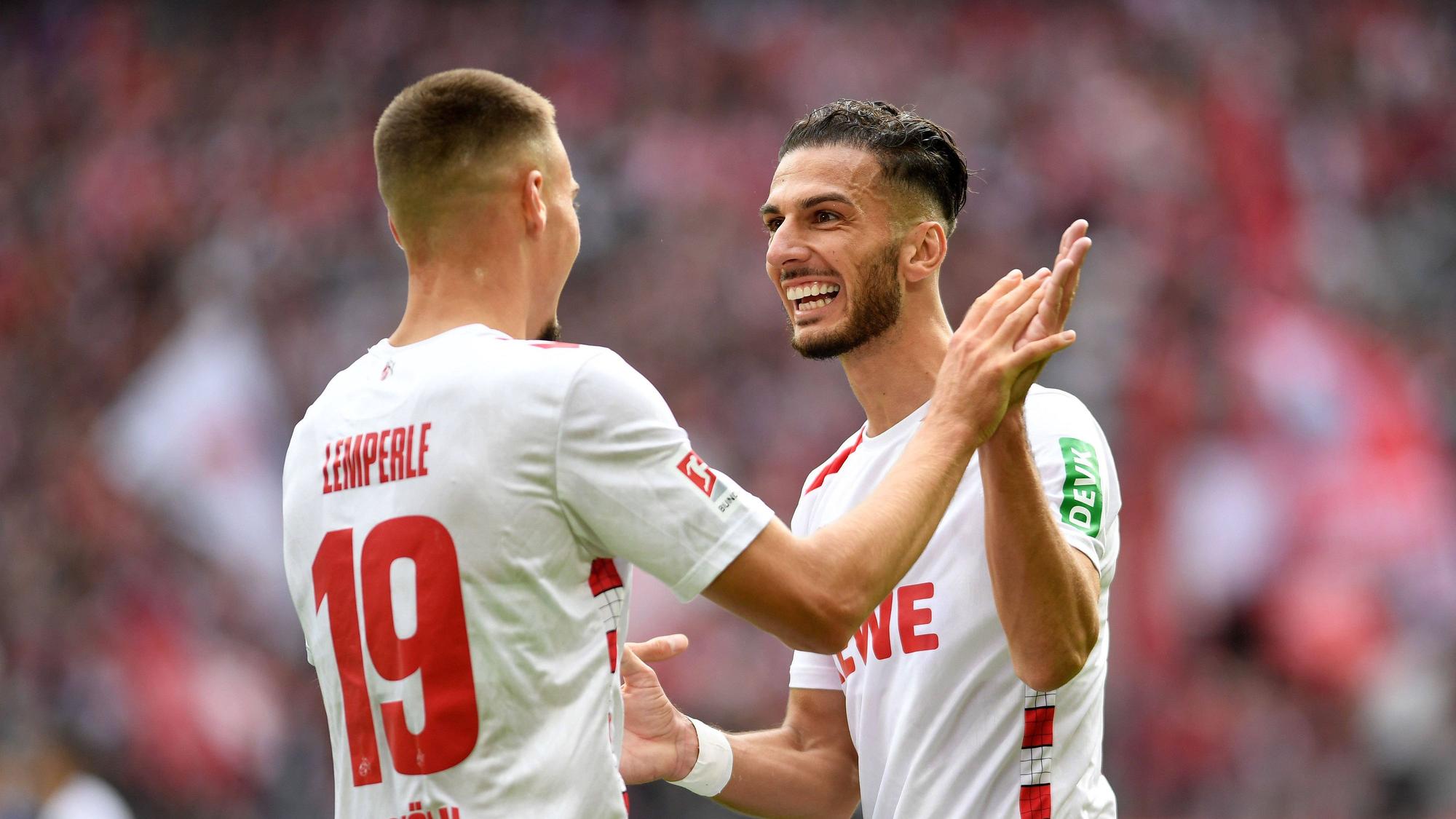 Leart Pacarada klatscht sich mit Tim Lemperle an.