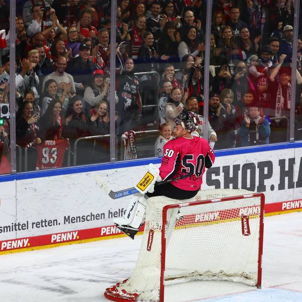 Der Hudacek-Zirkus in der LanxessArena: Der neue Haie-Torwart feiert mit den Zuschauern.